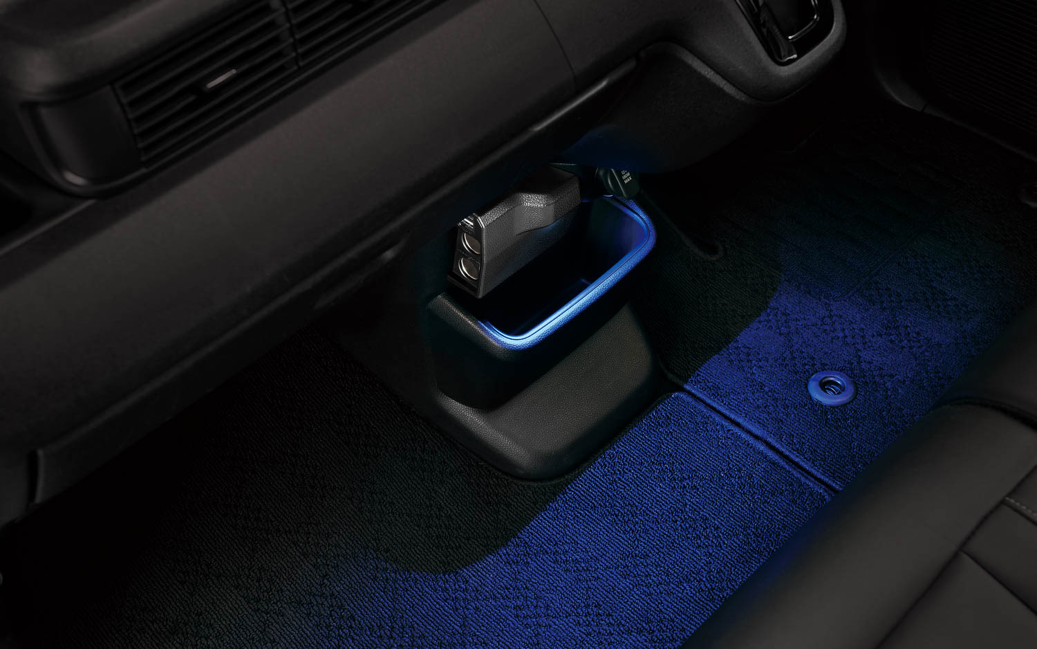 アンバー、ブルー、ホワイト、3色のLEDダウンライトを内蔵