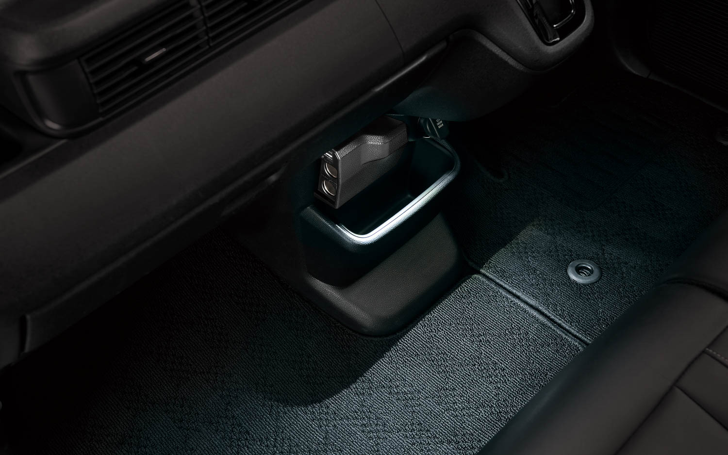 アンバー、ブルー、ホワイト、3色のLEDダウンライトを内蔵