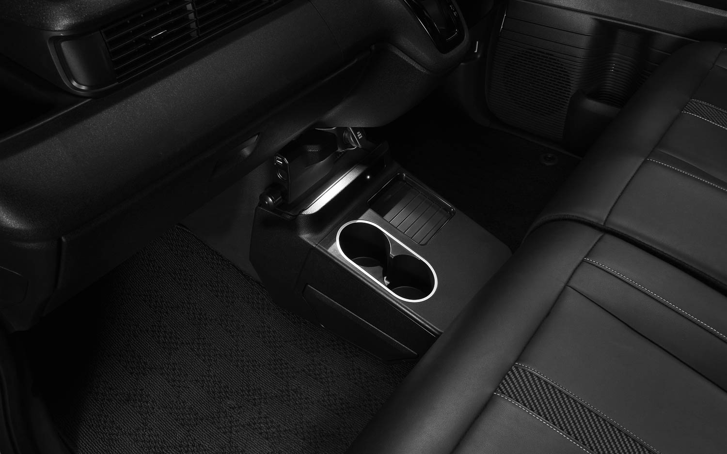 アンバー、ブルー、ホワイト、3色のLEDダウンライトを内蔵