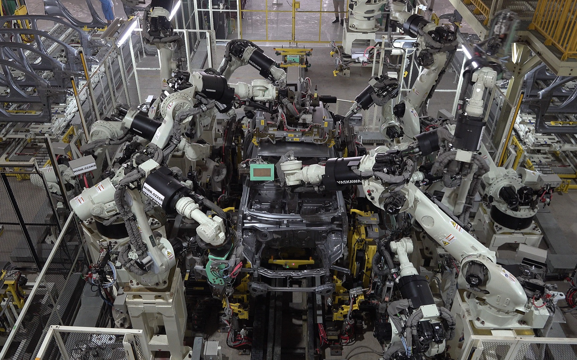 ボデー（溶接）工程は、スポット溶接用ロボットの導入数を増やすことで、自動化率を向上させ、品質向上と省人を両立。さらに、ロボットの集約配置や高速化、一台で複数の溶接が可能な最新のロボットを導入することで、ダイハツの工場において最小の工程数を実現