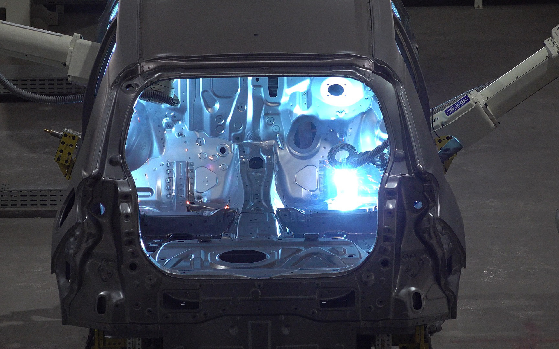 ボデー（溶接）工程は、スポット溶接用ロボットの導入数を増やすことで、自動化率を向上させ、品質向上と省人を両立。さらに、ロボットの集約配置や高速化、一台で複数の溶接が可能な最新のロボットを導入することで、ダイハツの工場において最小の工程数を実現