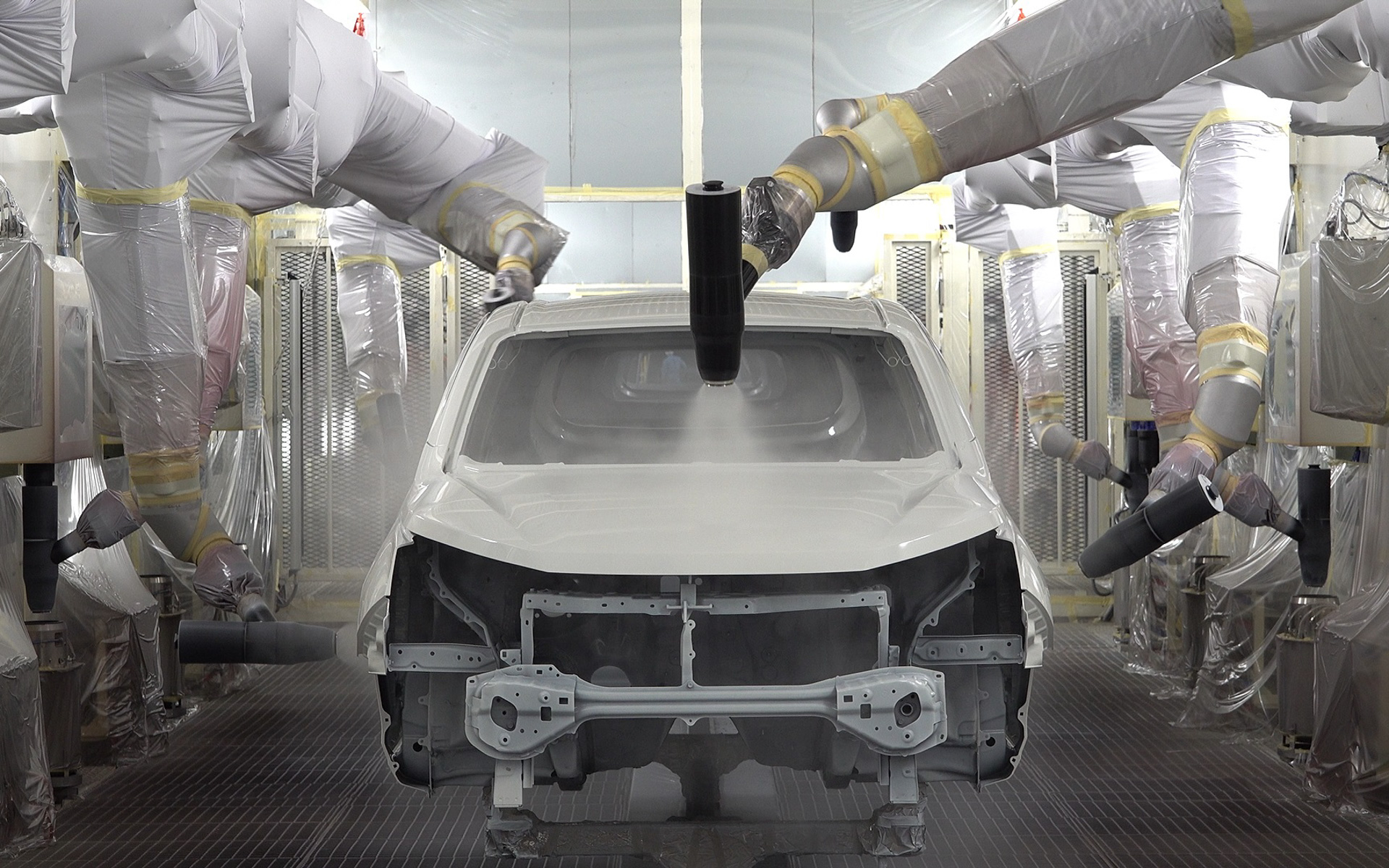 塗装工程は、京都（大山崎）工場で採用した環境、効率化技術を全面的に展開。段ボールフィルターを用いたドライブース化や、静電誘導を用いた塗着効率の高いマシンの採用などを実施。また、熱源工程を3階フロアに集約することで、効率的な熱マネジメントを実現