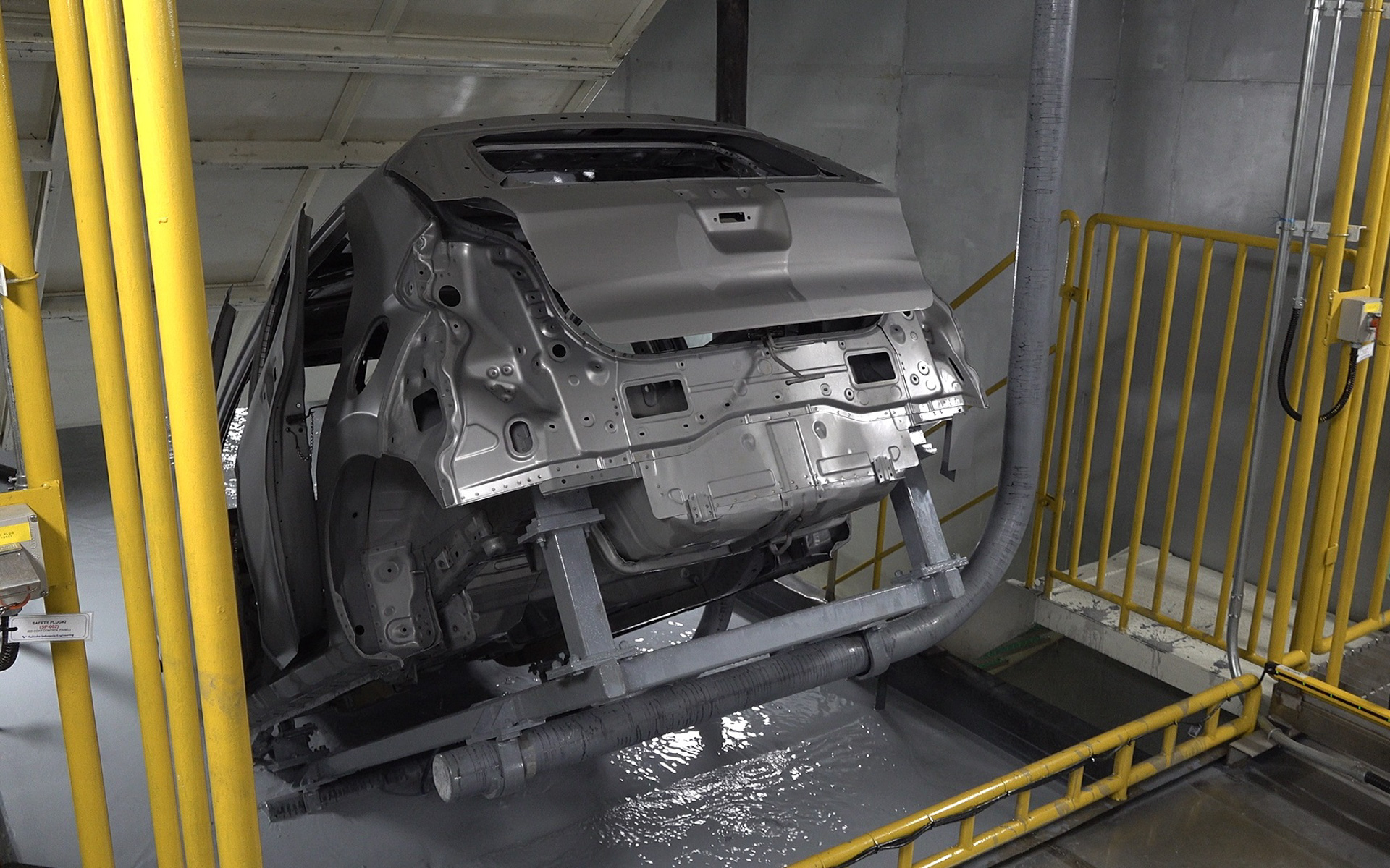 塗装工程は、京都（大山崎）工場で採用した環境、効率化技術を全面的に展開。段ボールフィルターを用いたドライブース化や、静電誘導を用いた塗着効率の高いマシンの採用などを実施。また、熱源工程を3階フロアに集約することで、効率的な熱マネジメントを実現