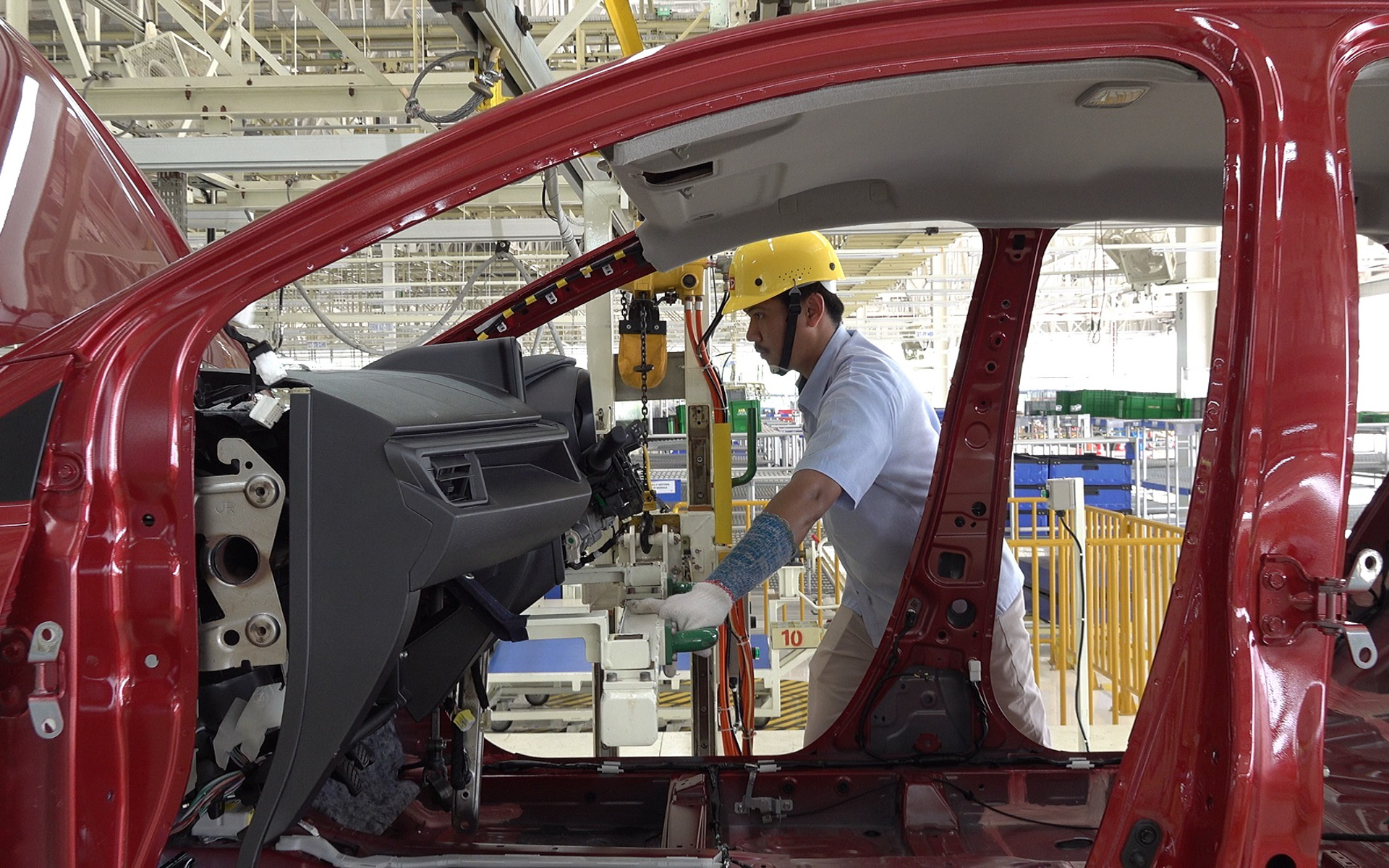 組立ラインの周囲4方向から部品を供給できるレイアウトを実現し、部品物流の効率化を実施。物流トラックの動線を確保するとともに、部品置き場とラインの近接化により、運搬距離を短縮。人間工学に基づいた「人にやさしい」作業工程を実現。京都（大山崎）工場と同様、重量のある大型部品は車両を停止状態で搭載する方法を採用することで、作業者の負荷軽減と品質向上を両立。部品受入れスペースの外壁を一部取り払う「ウォールレス」レイアウトにより、自然換気を行う ことで工場内の空気循環を改善。空調設備の利用率を低減することで、CO2排出量削減にも寄与。将来的な電動車生産を見据え、バッテリーなどの重量部品にも対応可能な搬送装置を導入する