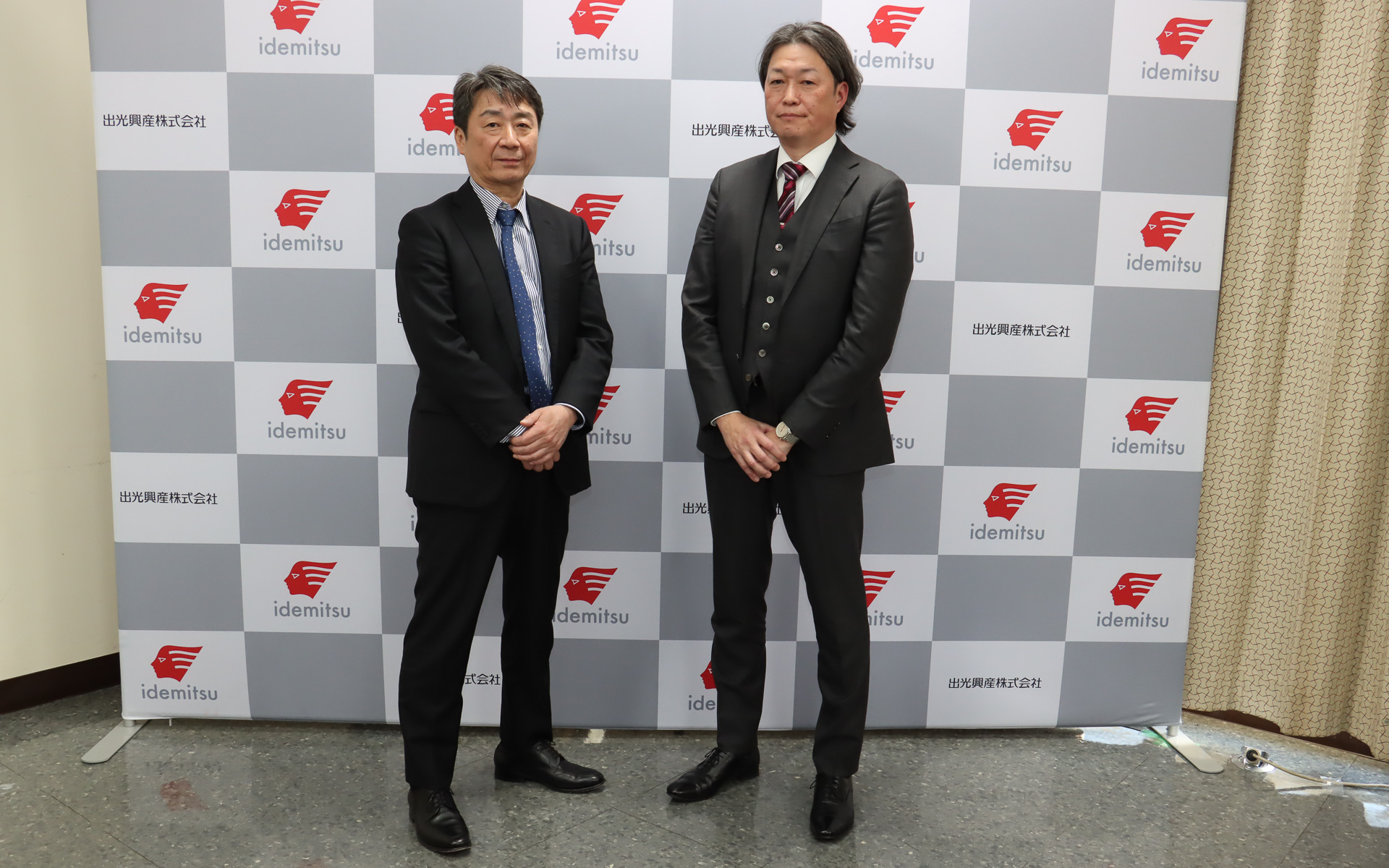 「Li2S大型装置」の建設に関する記者説明会で登壇した出光興産株式会社 専務執行役員 先進マテリアルカンパニー プレジデント 中本肇氏（左）と出光興産株式会社 執行役員 リチウム電池材料部 部長 三品鉄路氏（右）