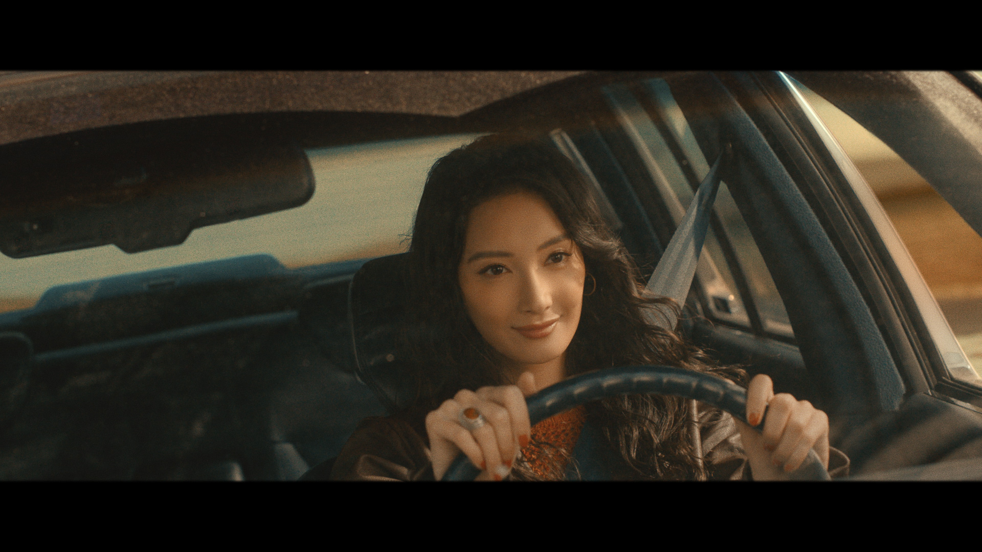 女優の菜々緒さんが出演するカーセンサーの新CM「Carsensor’s High」篇の1コマ