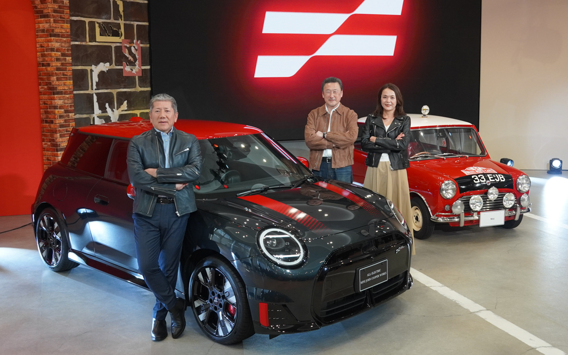 MINI JOHN COOPER WORKS Eと、ビー・エム・ダブリュー 代表取締役社長 長谷川正敏氏（左）、MINI営業部長 山口智之氏（中央）、MINIプロダクト・マネージャー 福島恵理氏（右）