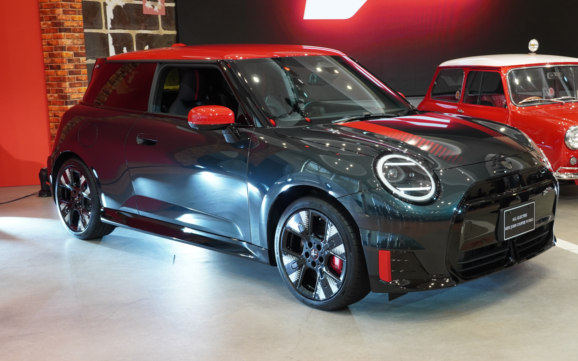 MINI JOHN COOPER WORKS E、今回展示は欧州仕様車で日本仕様とは異なるという