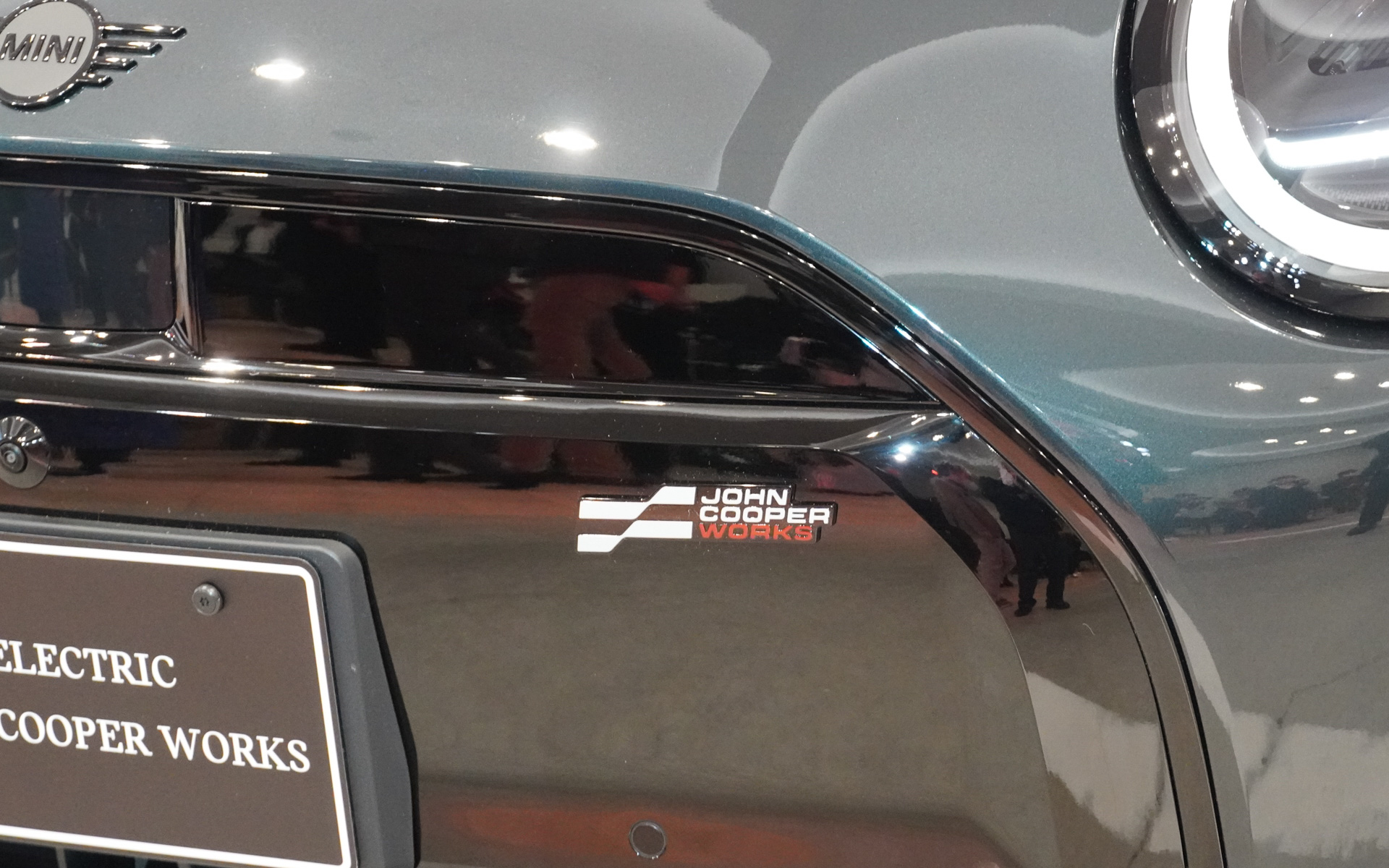 各所にJOHN COOPER WORKSのロゴが入る。また、BEVはグリル部分が不要なので埋められている