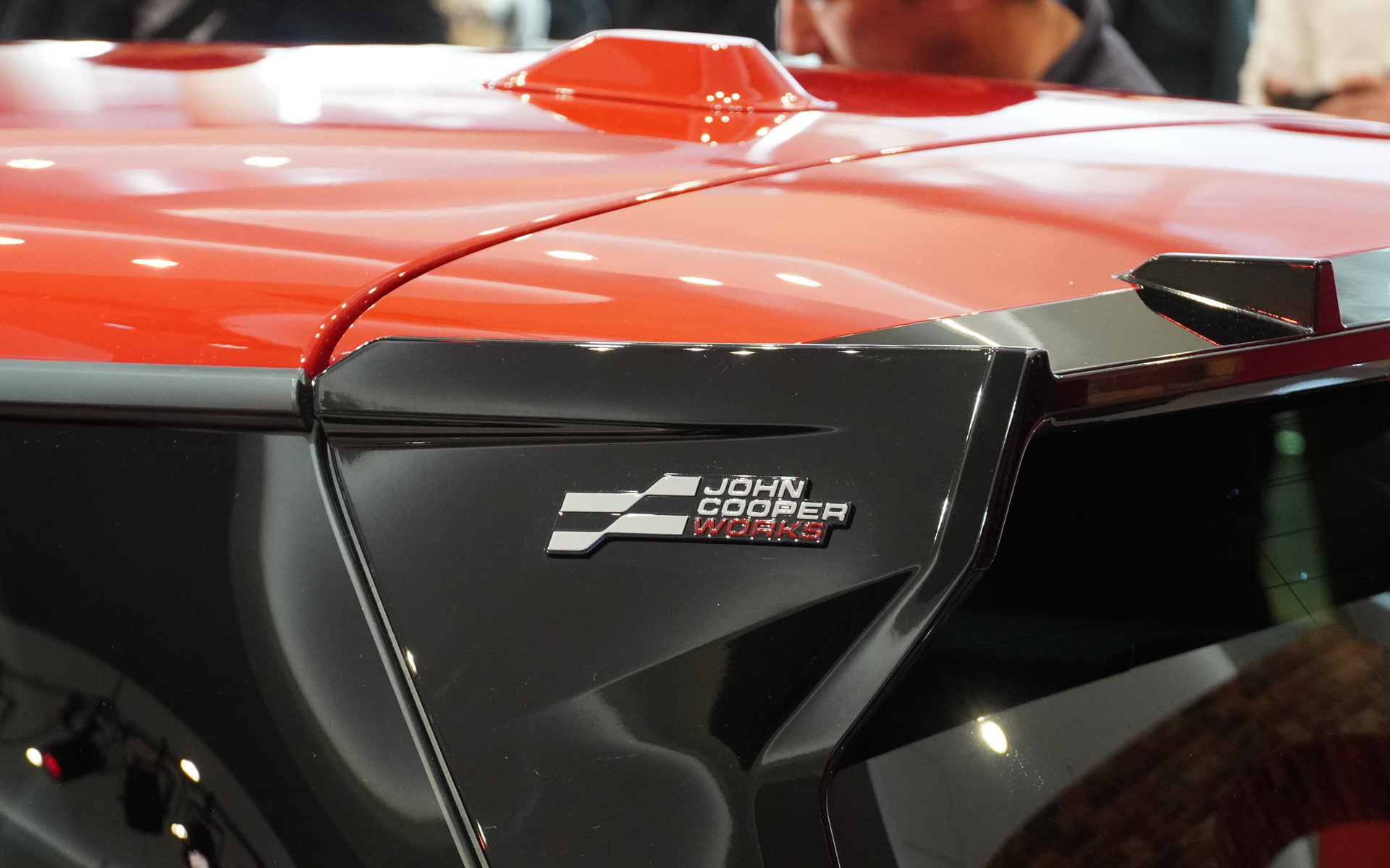 各所にJOHN COOPER WORKSのロゴが入る。また、BEVはグリル部分が不要なので埋められている