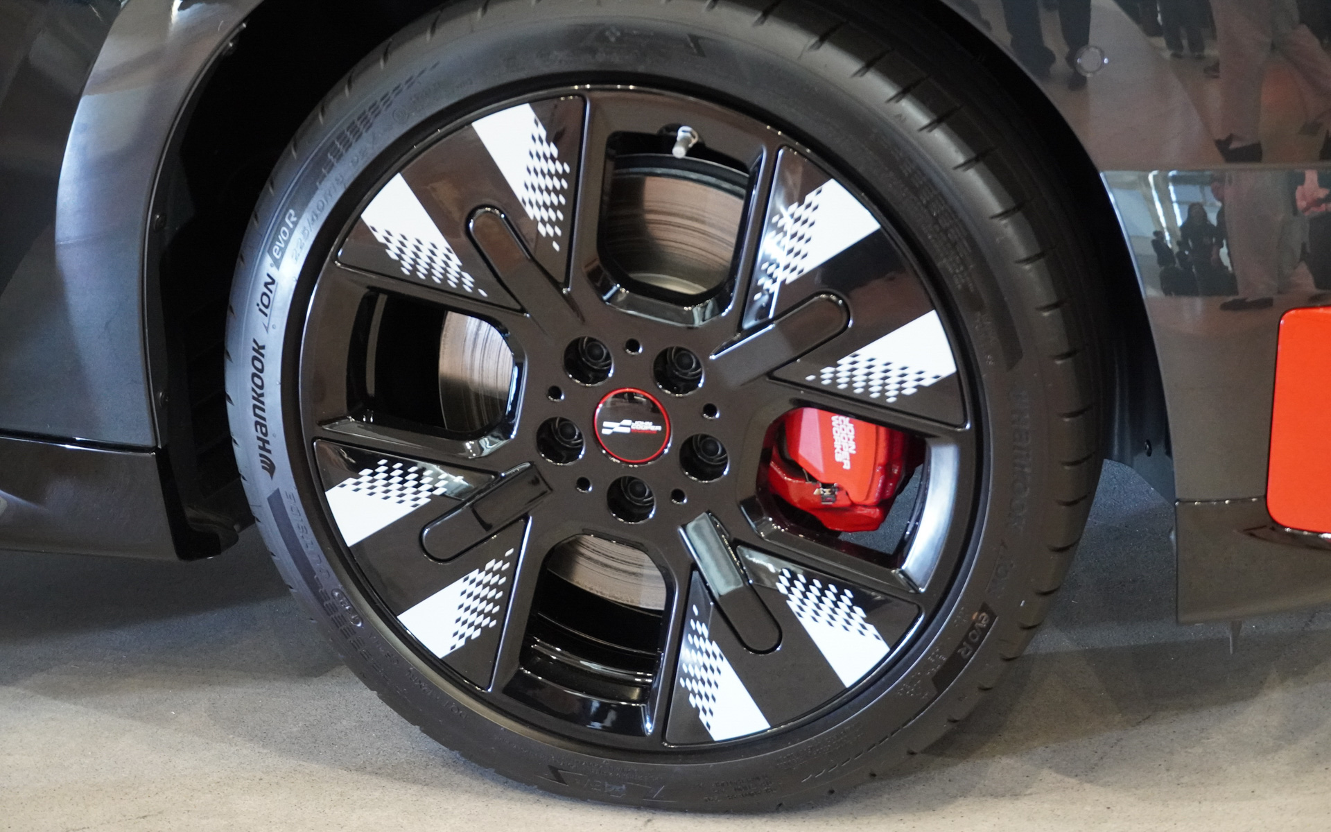 タイヤサイズは225/40R18