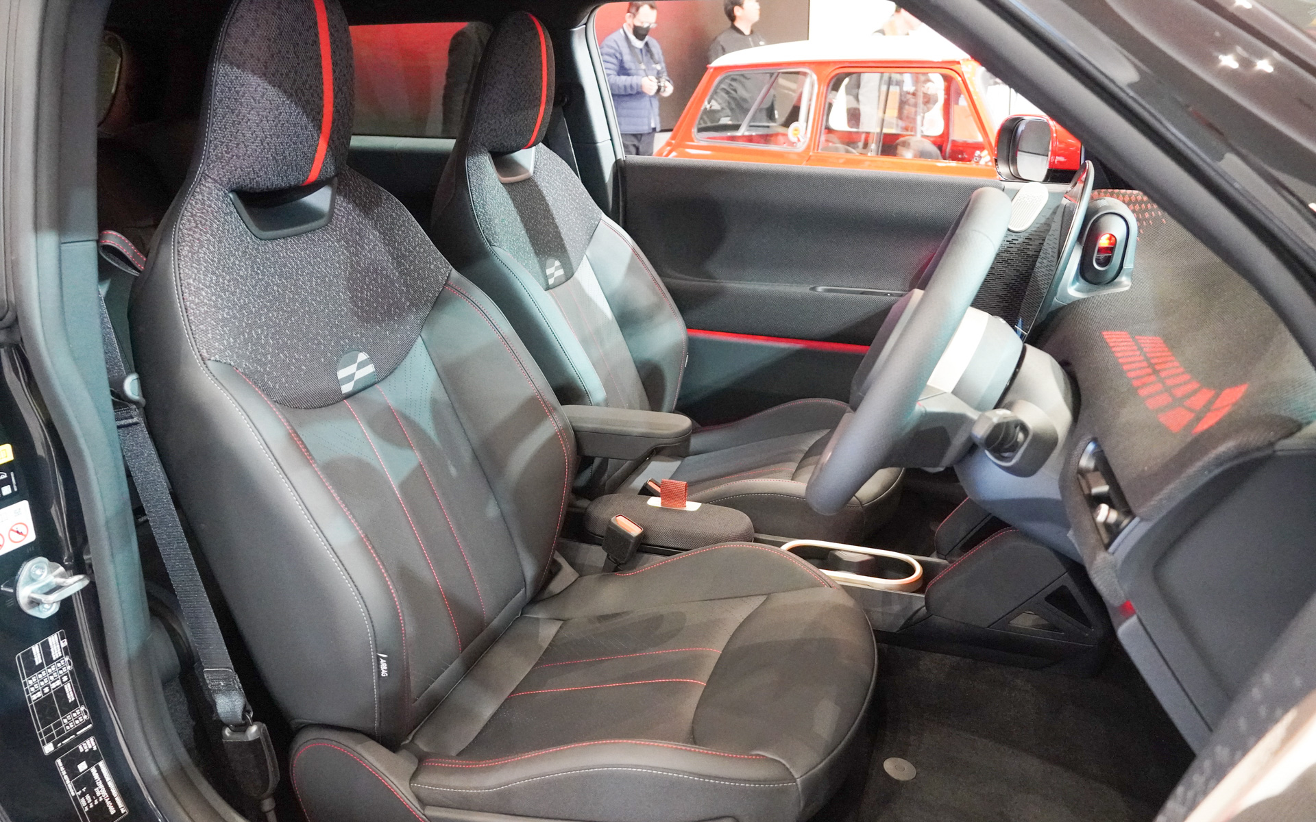 欧州仕様とのことだが、普通充電には国内向けのJ1772 Type1が装着