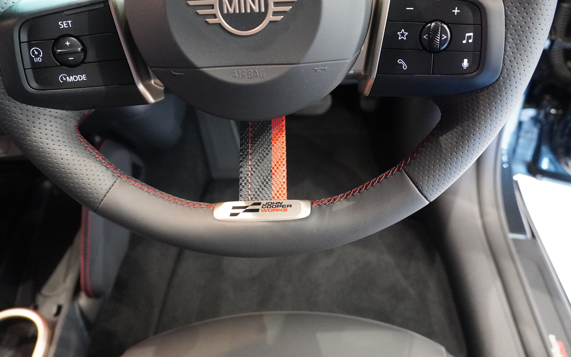 欧州仕様とのことだが、普通充電には国内向けのJ1772 Type1が装着