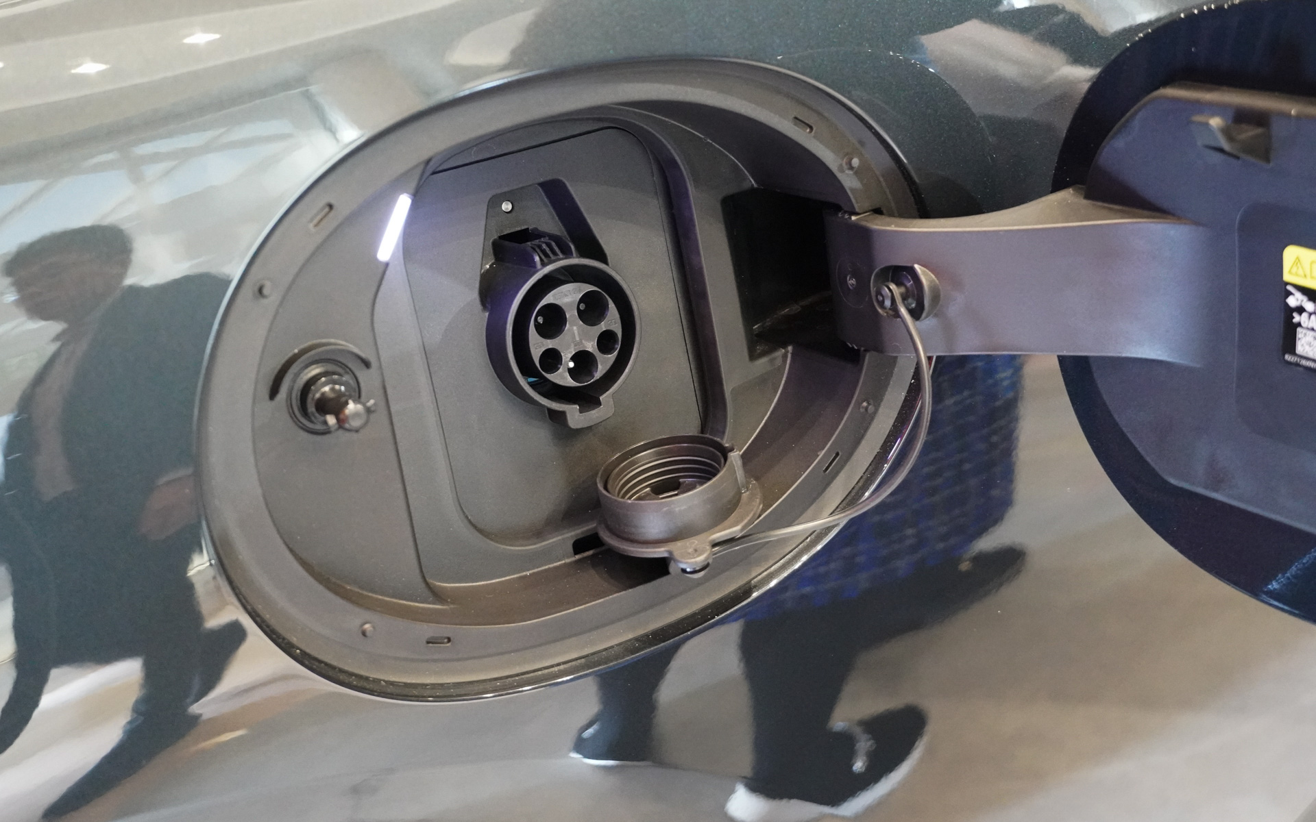 欧州仕様とのことだが、普通充電には国内向けのJ1772 Type1が装着