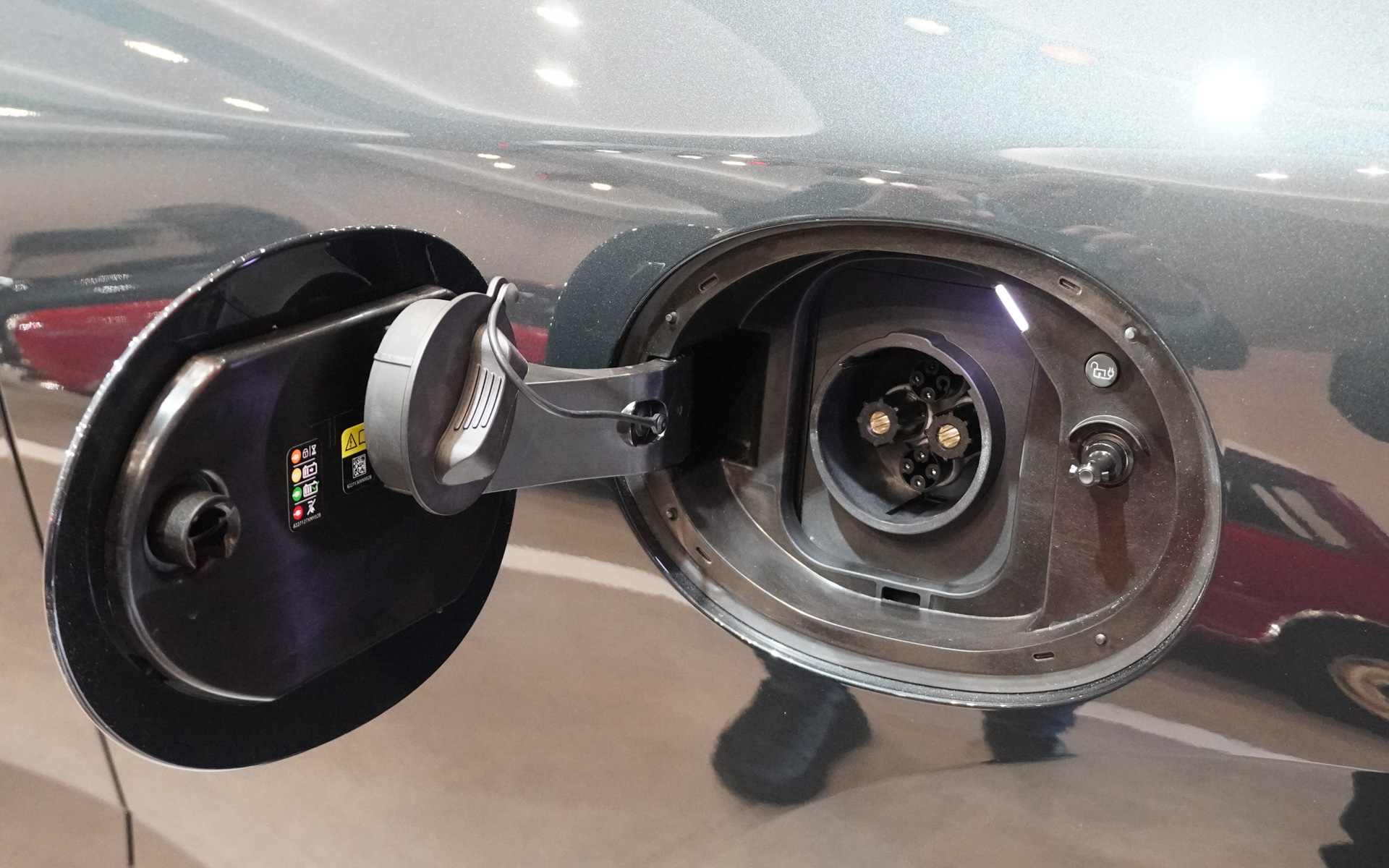 左側には急速充電用のCHAdeMOのコネクターを搭載している