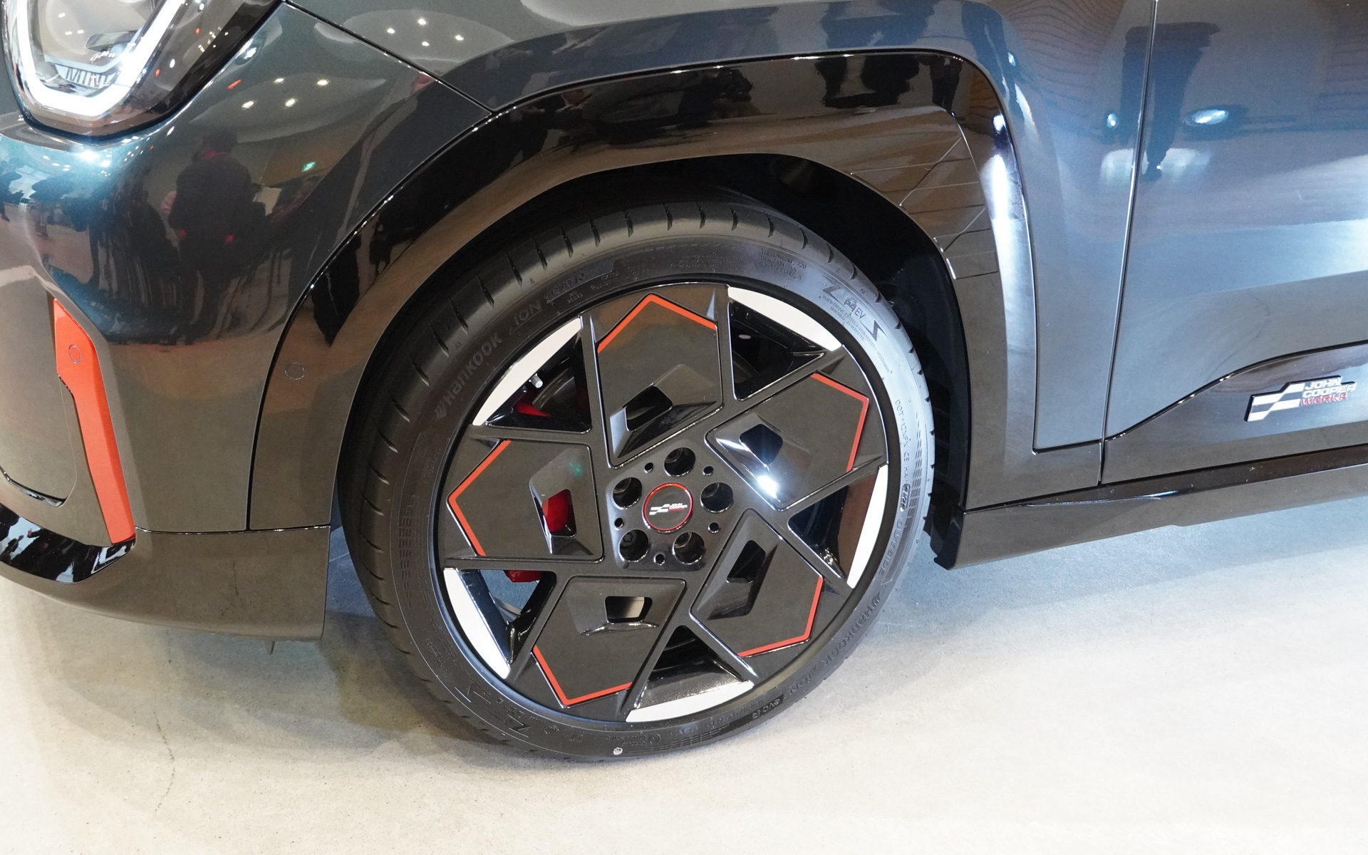 タイヤサイズは225/40R19