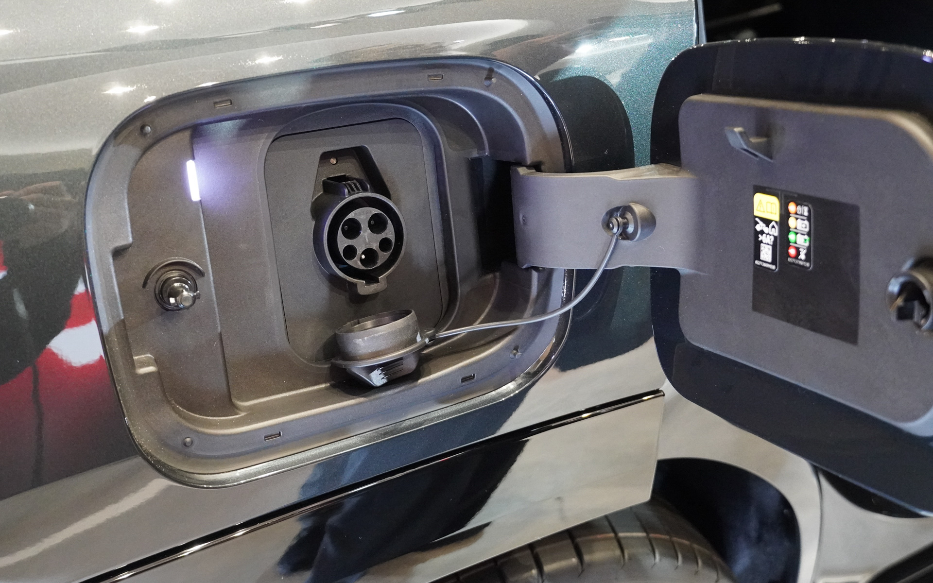 MINI JOHN COOPER WORKS ACEMAN Eも日本国内のものと同じ普通充電のソケットを装備