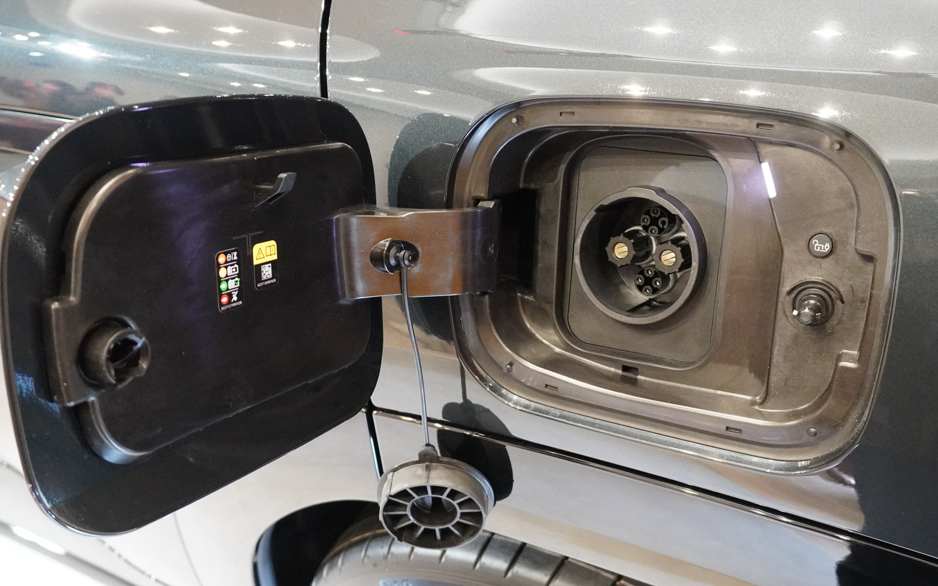 CHAdeMOの急速充電ソケットを装備している