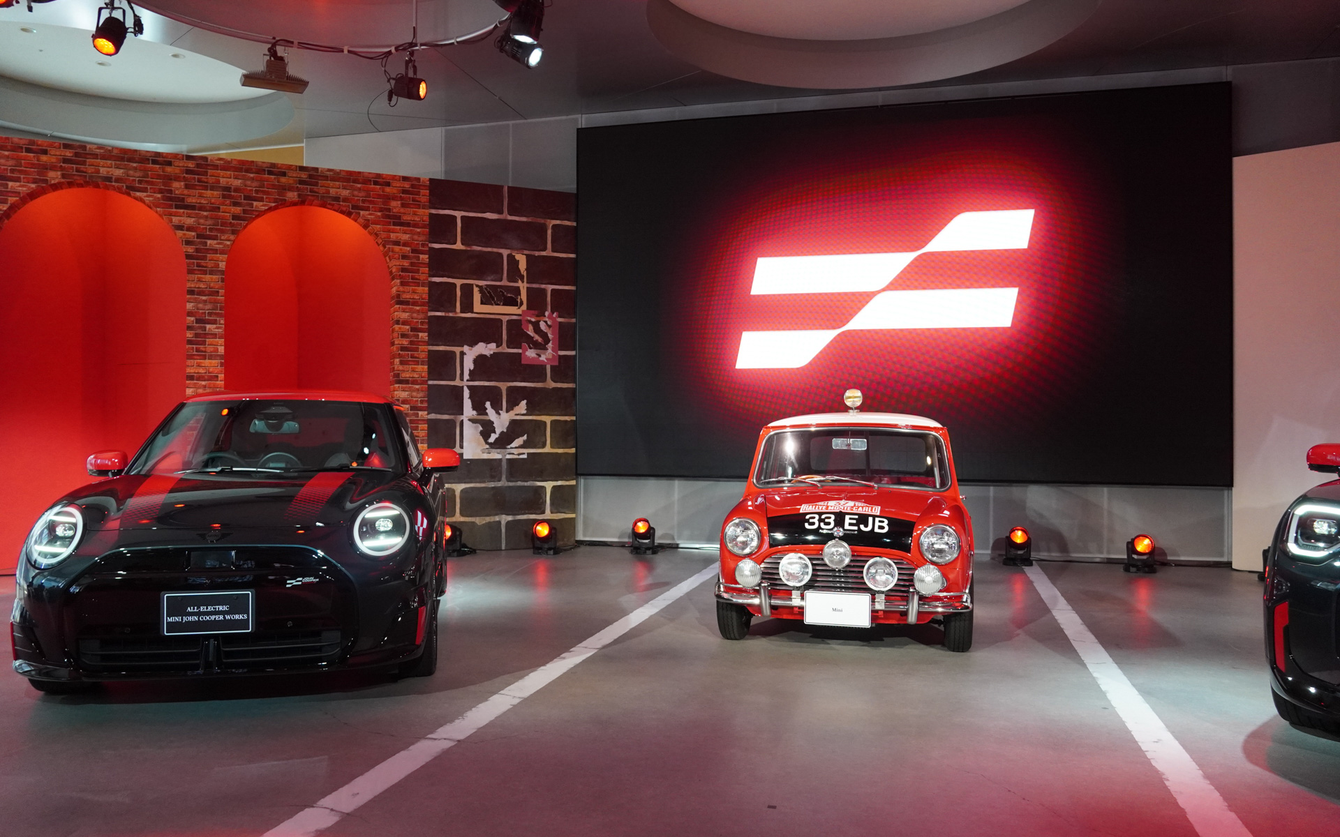 クラシックMINIも置かれた発表会。新旧で大きさの違いが分かる