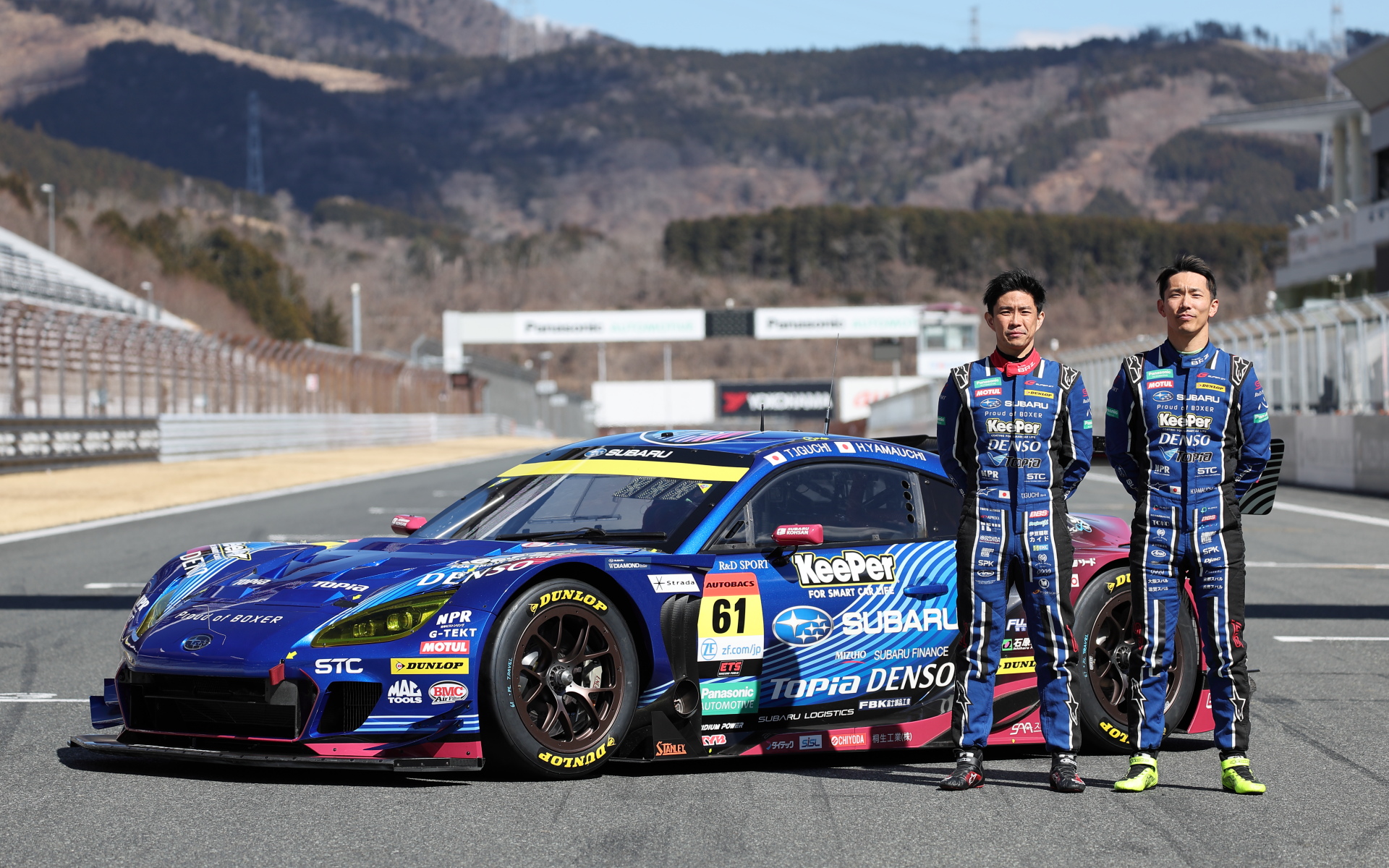 2025年のSUPER GTシリーズを戦うSUBARU BRZ GT300とドライバーの井口卓人選手、山内英輝選手