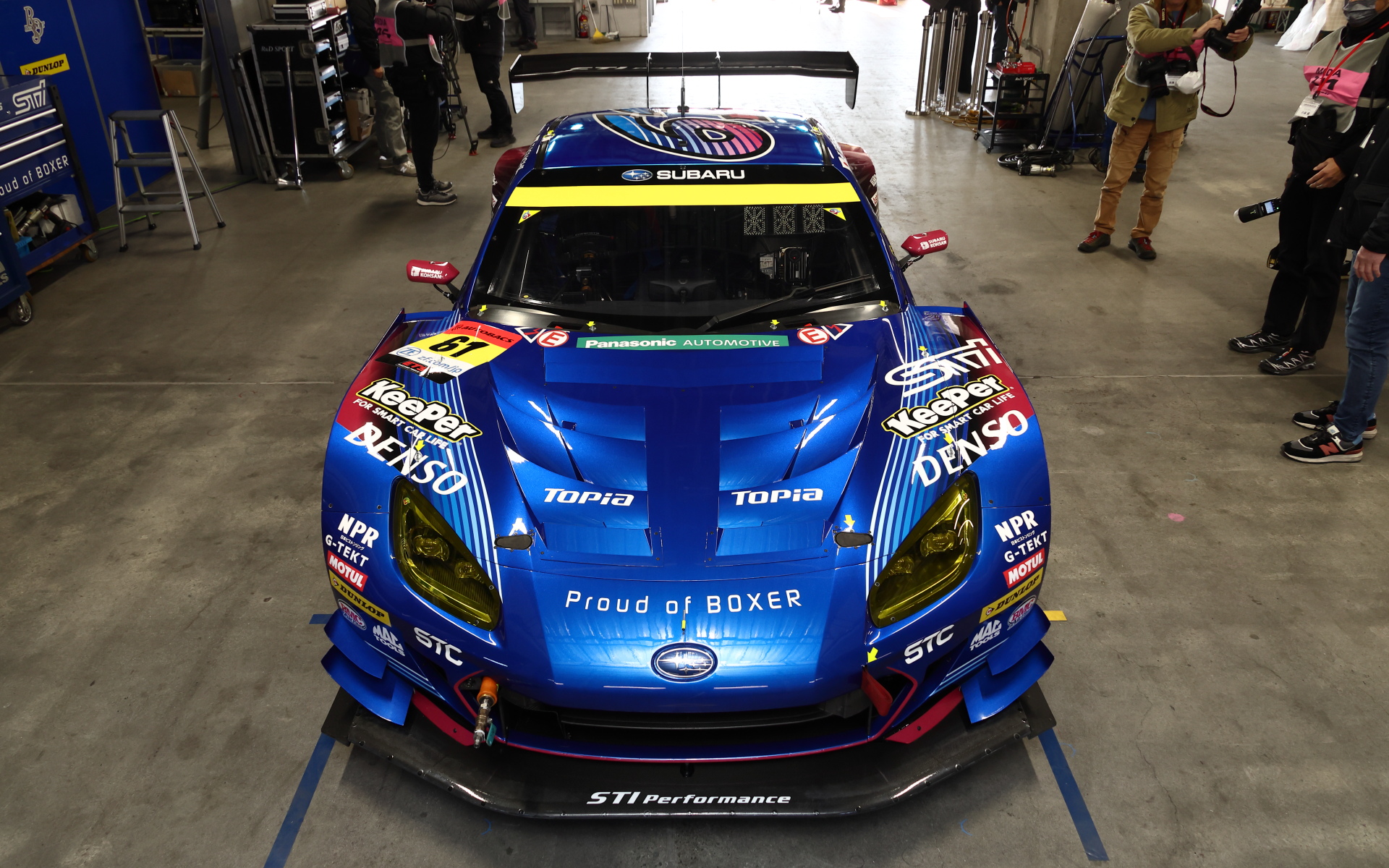 ボンネットのエアアウトレットは排出された空気をサイドウィンドウの横を通すサイドフローと呼ばれる方式へ変更された