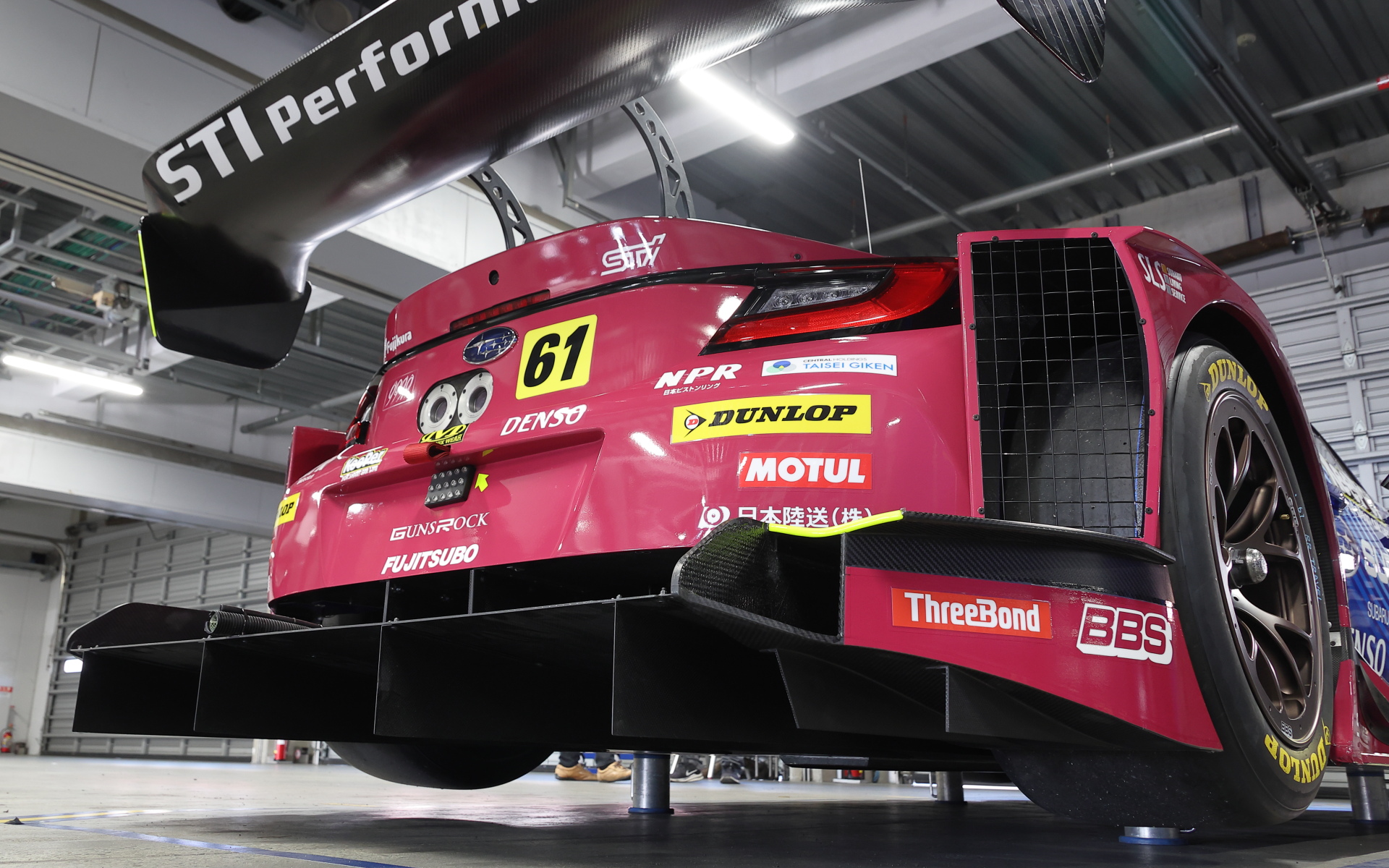 リアディフューザーの両端の形状も変更