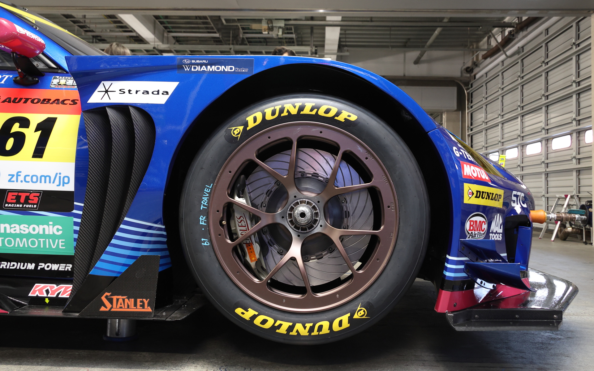 フロントタイヤはサイズの変更に合わせホイールとともに最適化された