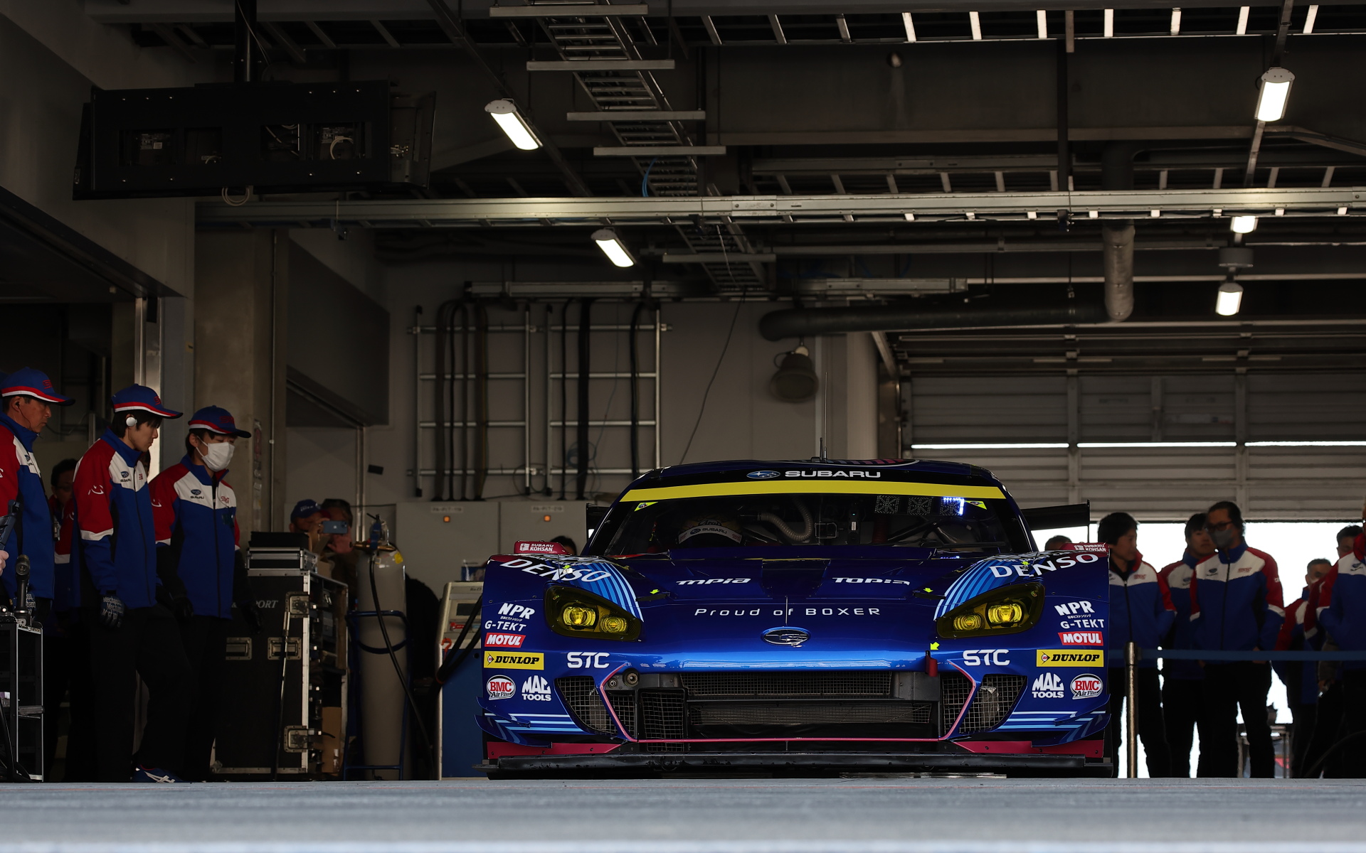 走行前の入念なチェックが行なわれるSUBARU BRZ GT300