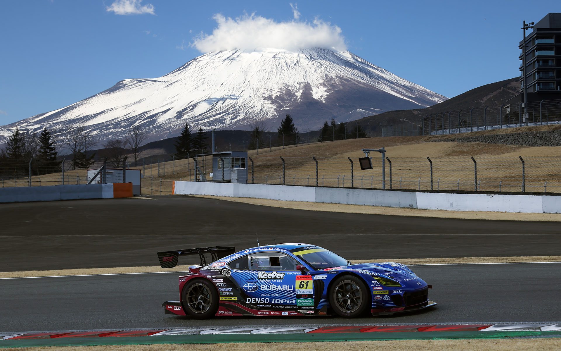 富士スピードウェイを走行するSUBARU BRZ GT300