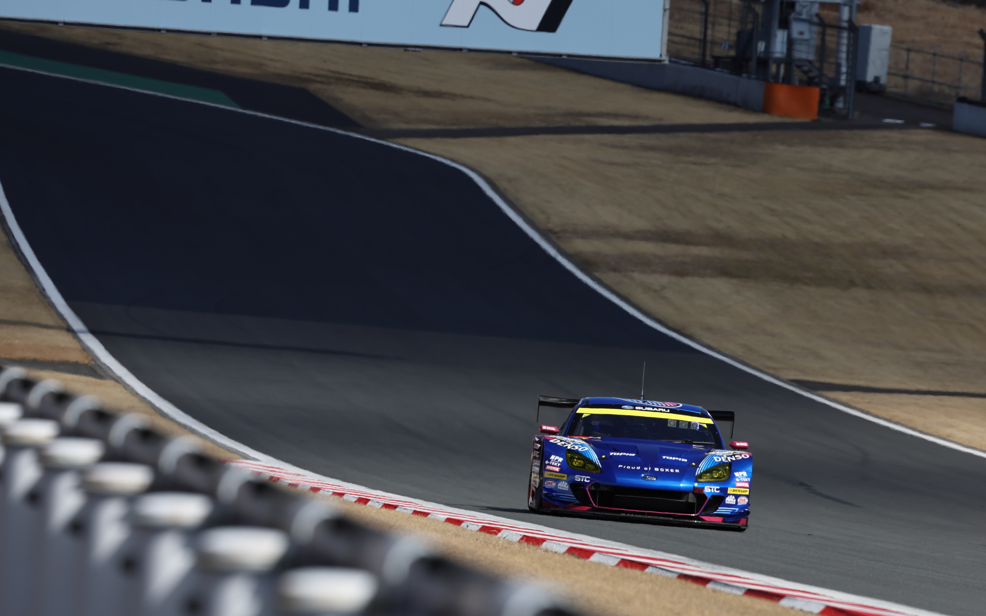 富士スピードウェイを走行するSUBARU BRZ GT300