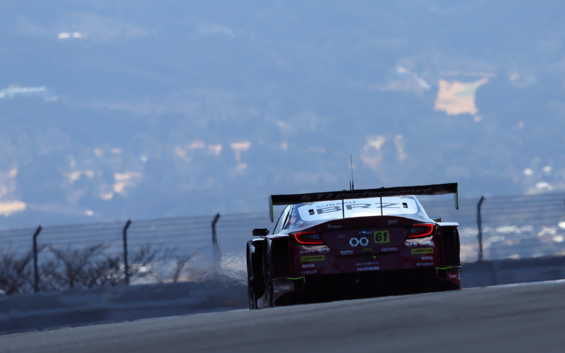 富士スピードウェイを走行するSUBARU BRZ GT300