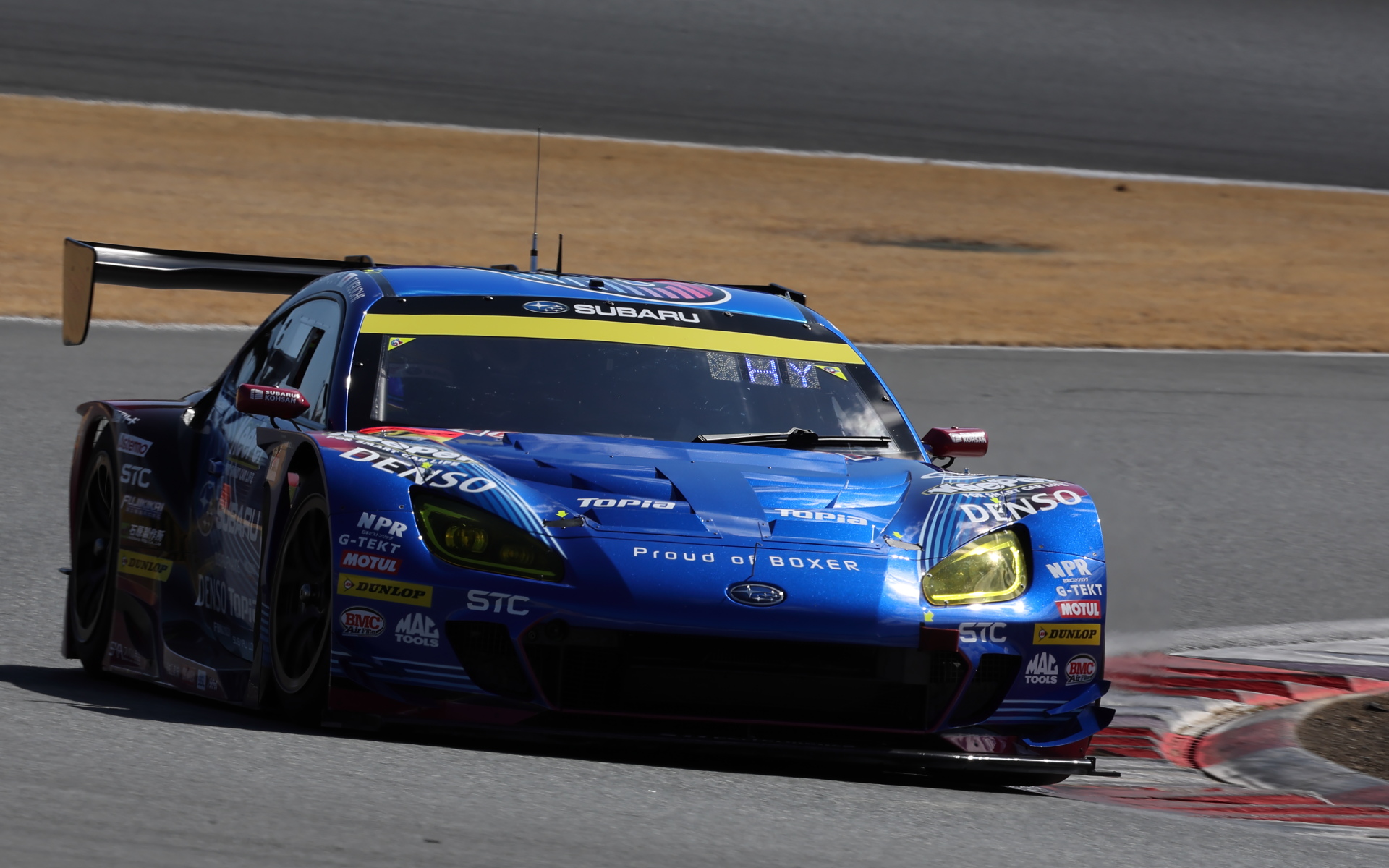 富士スピードウェイを走行するSUBARU BRZ GT300