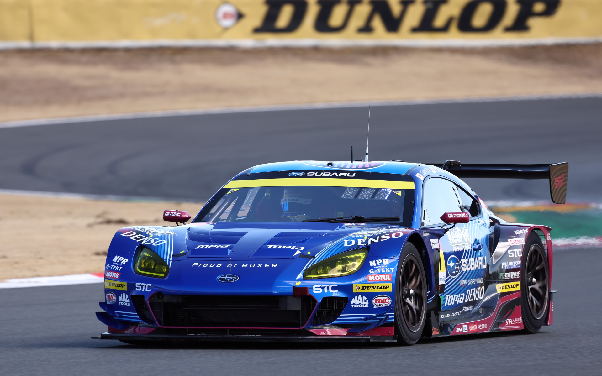 富士スピードウェイを走行するSUBARU BRZ GT300