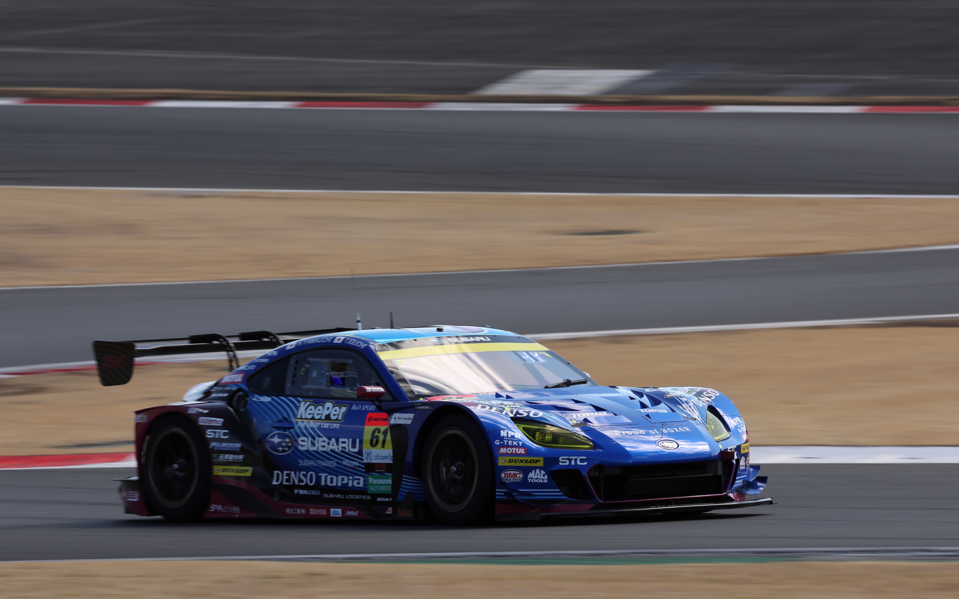 富士スピードウェイを走行するSUBARU BRZ GT300