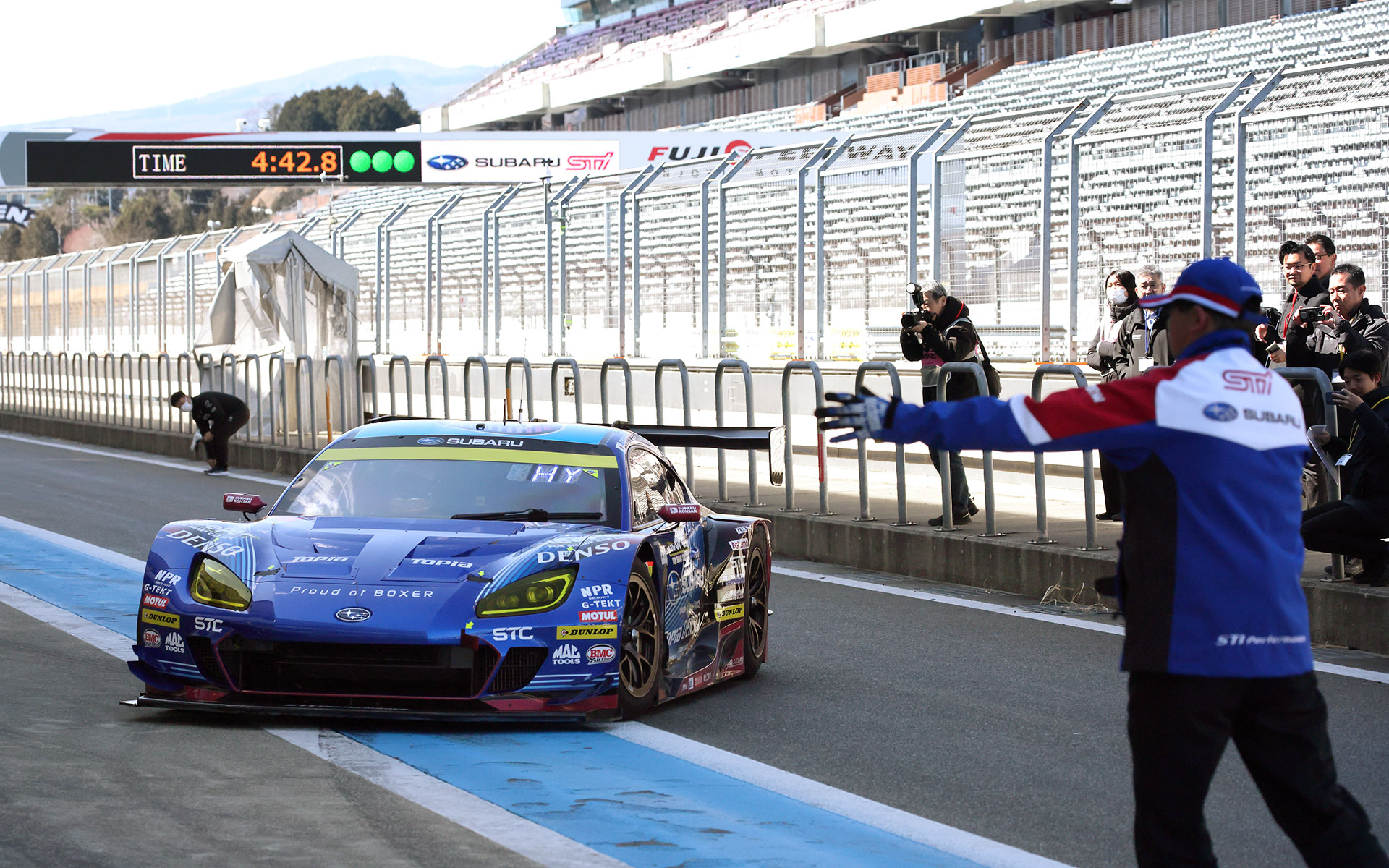 富士スピードウェイを走行するSUBARU BRZ GT300