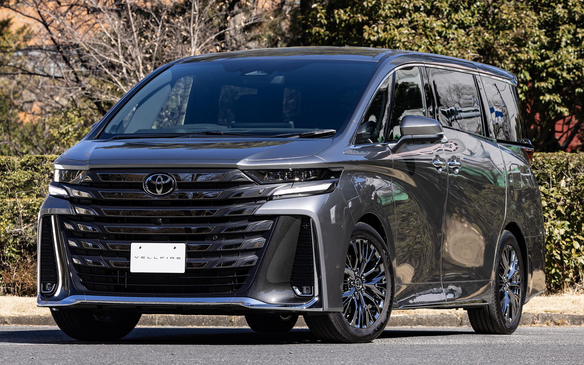 フロントまわりにフロントパフォーマンスブレースを装備するのがヴェルファイア。アルファードよりも走りに振った骨格を持つ