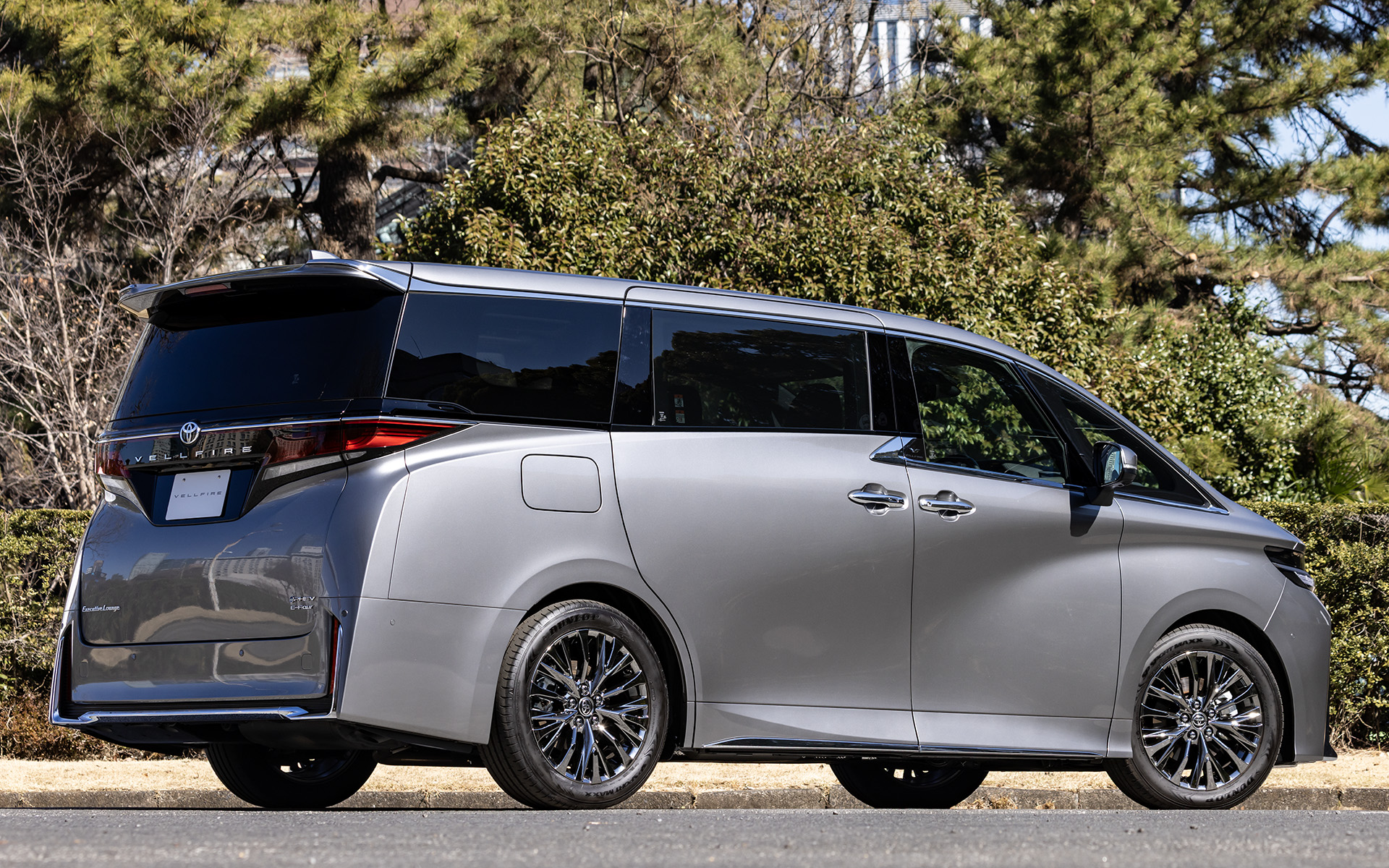 ヴェルファイアPHEV。右側面に、急速・普通充電用のリッドを持つ