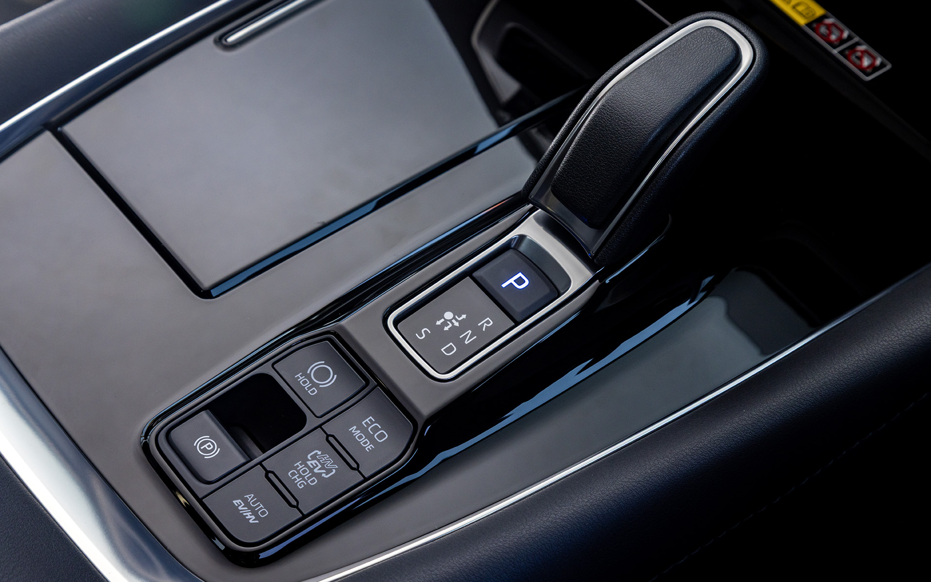 セレクトレバーまわり。右下列にHVモード、EVモード選択スイッチ、AUTO EV/HV選択スイッチが並ぶ