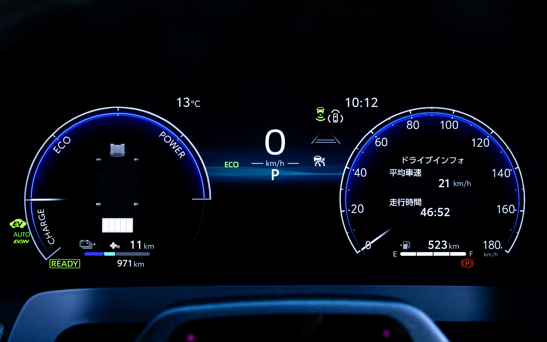 メーターパネルはカスタマイズ可能。左にEVモード系のインジケータが見える