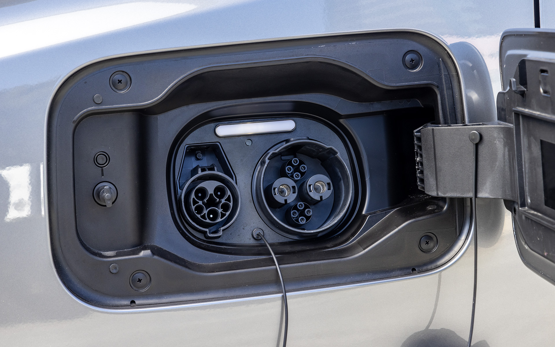 右側面の充電リッドを開けたところ