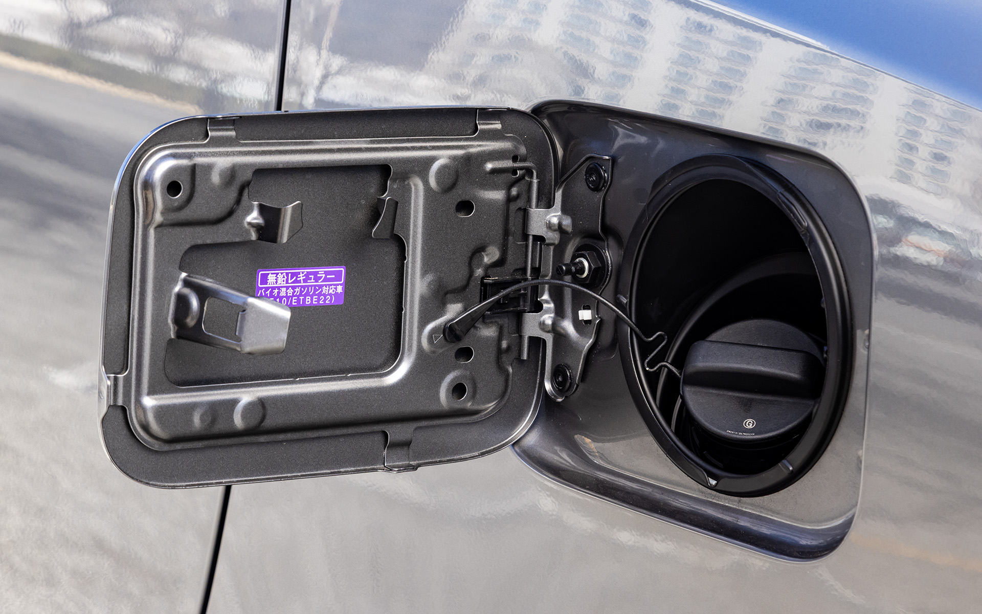 左側面は給油リッド。無鉛レギュラーガソリンを使用