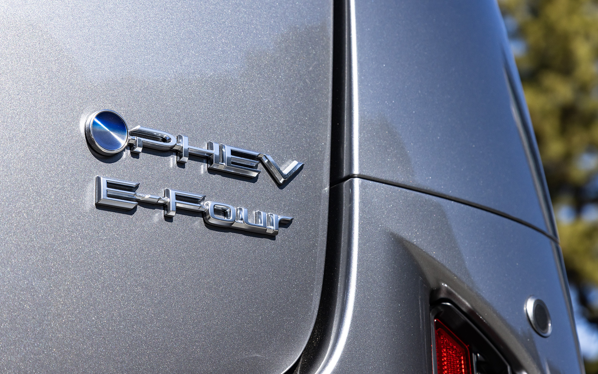 PHEVとE-Fourが並ぶリアエンブレム