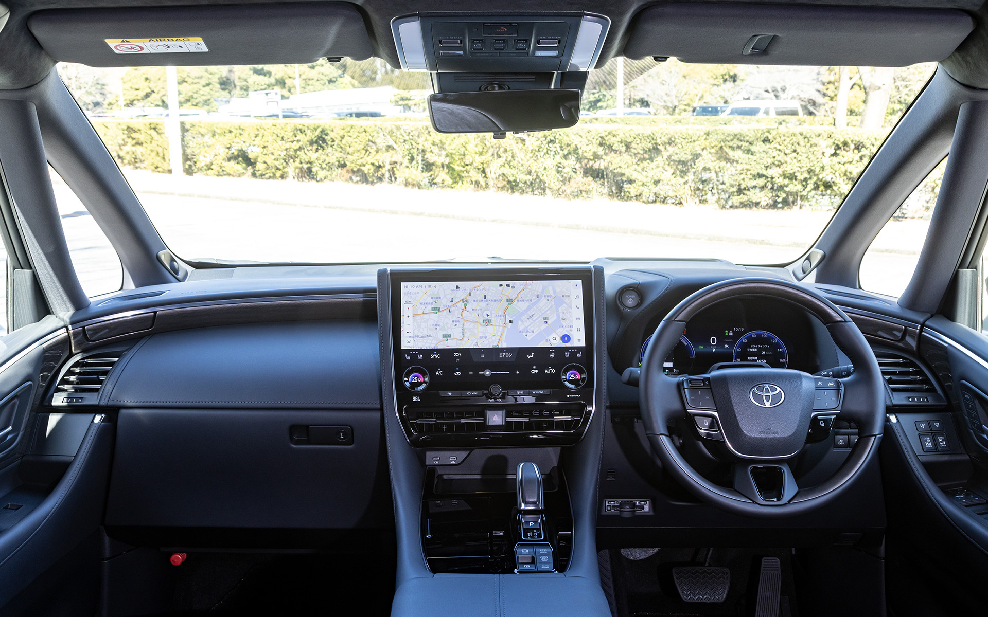 PHEVのコクピット。12.3インチの液晶メーターパネルを採用