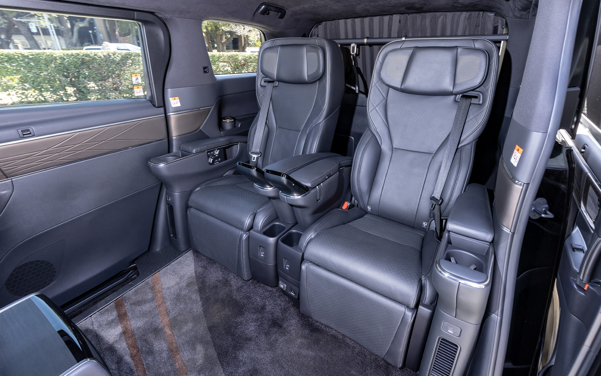 後列シート。足下も広々