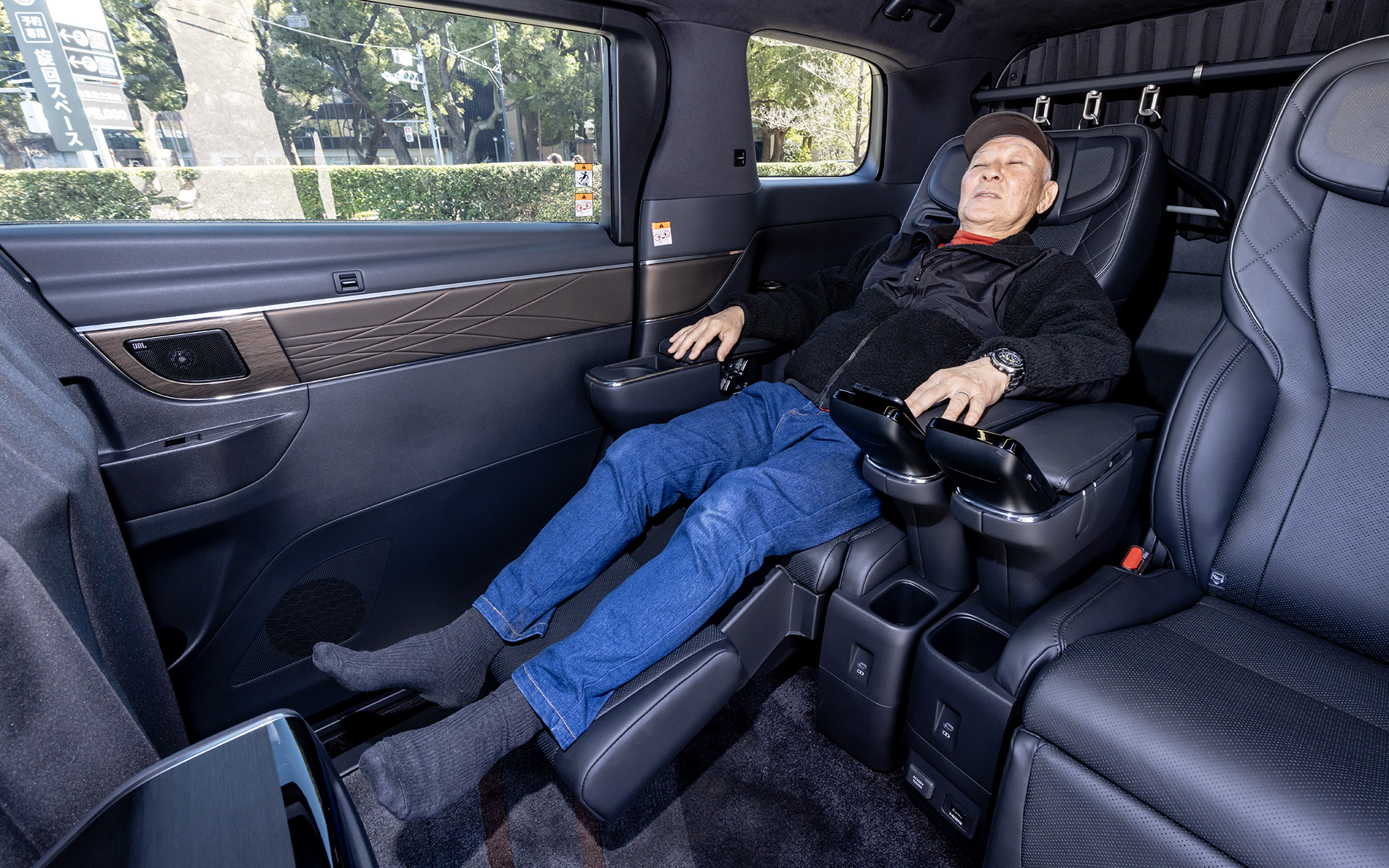 こんな感じでリラックスもできる。靴や鞄を入れておけるボックスも装備