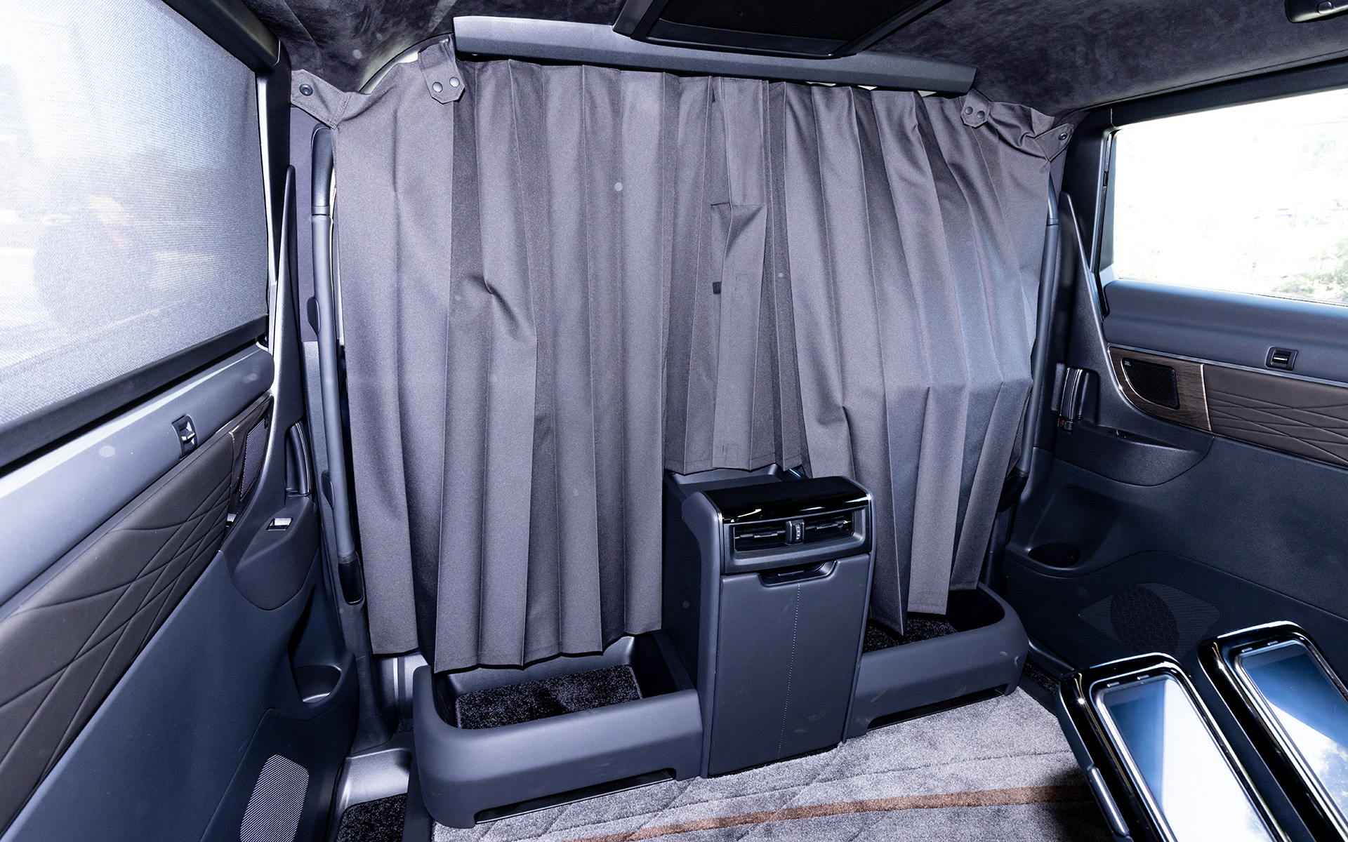 前席とはカーテンで仕切る形。ソフトな仕切りでもあり、それなりに遮断もされる