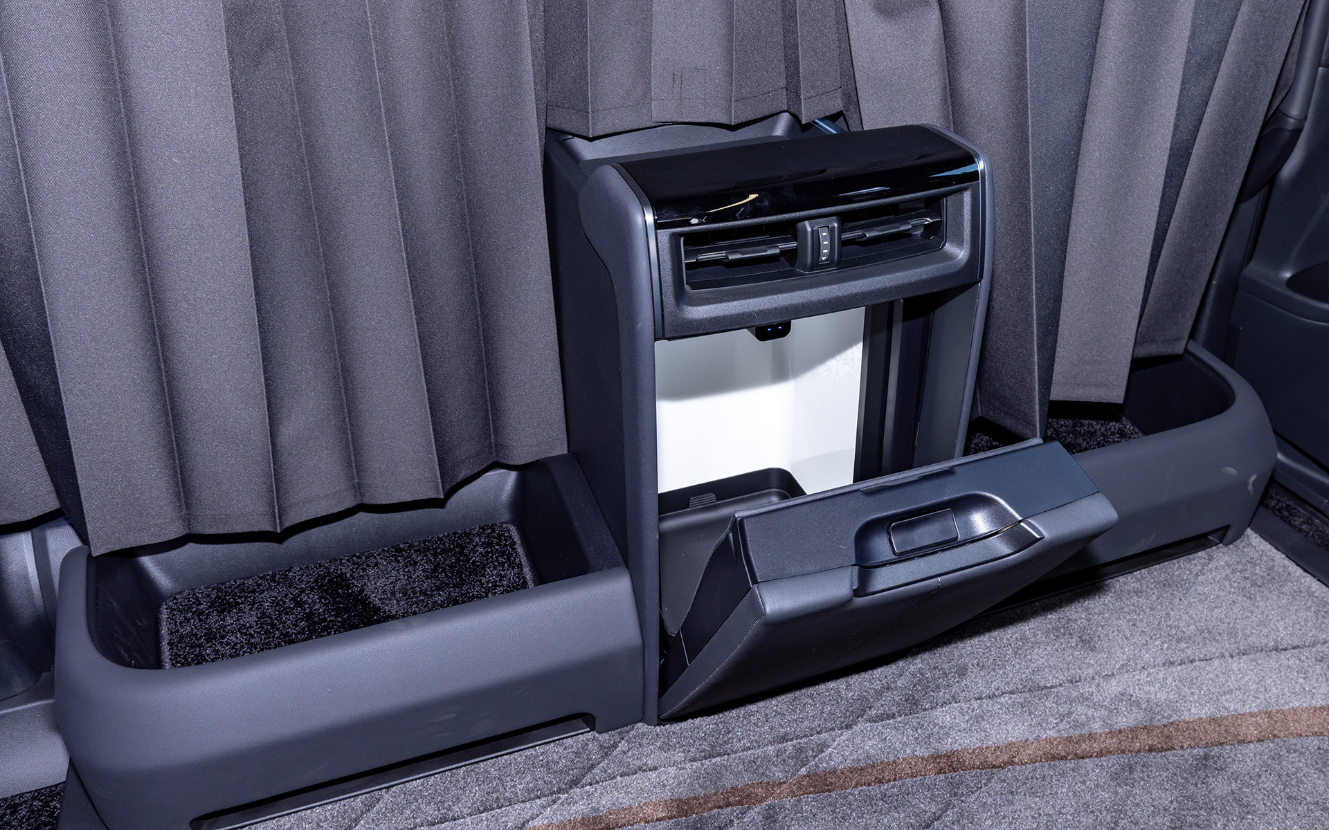 冷蔵庫も装備する