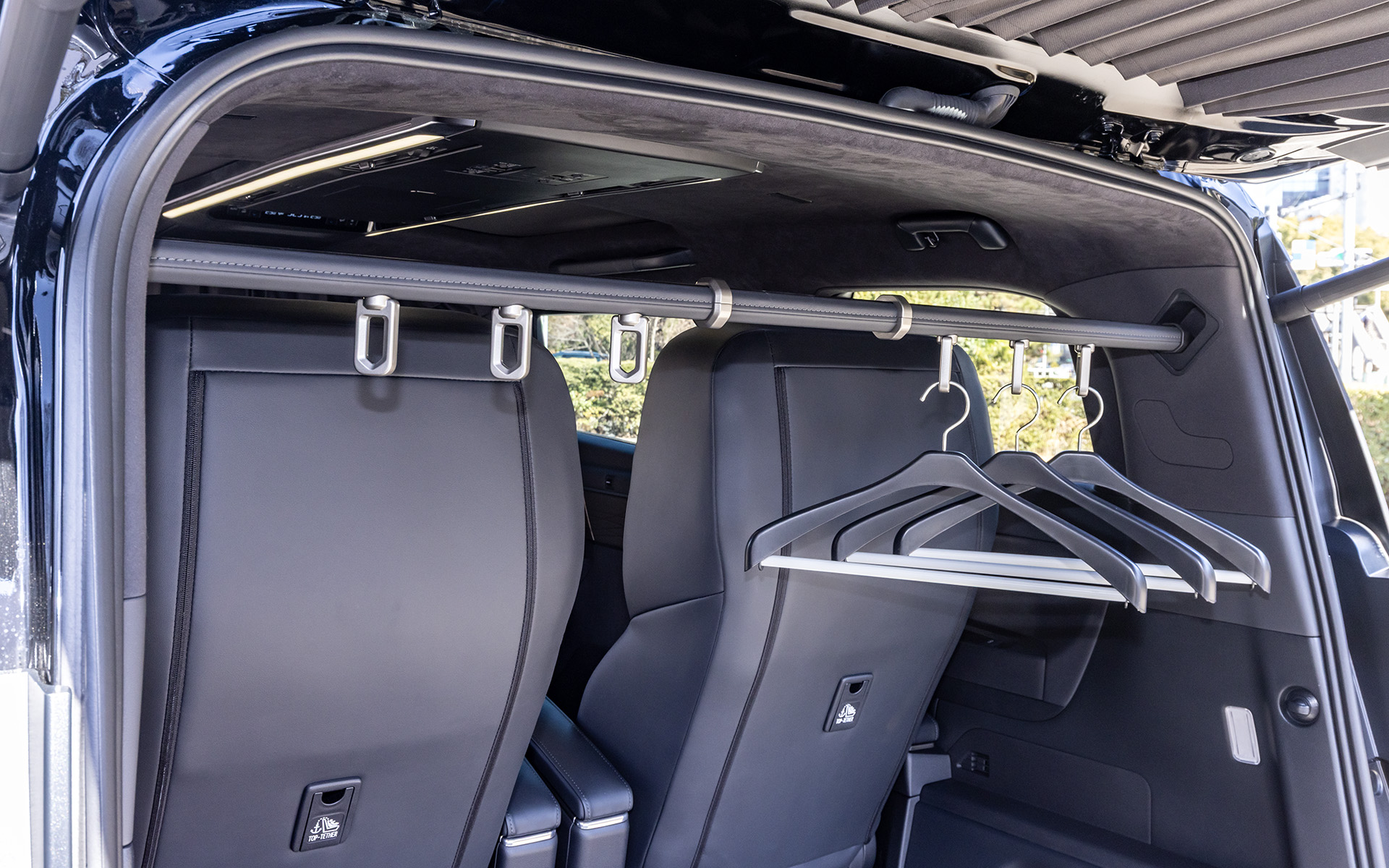 ラゲッジに背広などをかけておけるハンガーも用意。評判のよい装備とのことだ