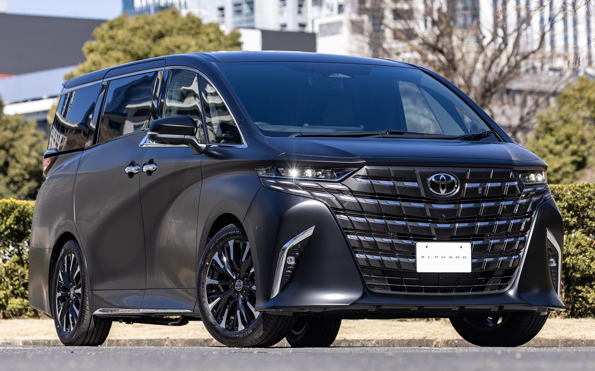 マットなペイントプロテクションフィルムを装備するアルファード Specious Lounge