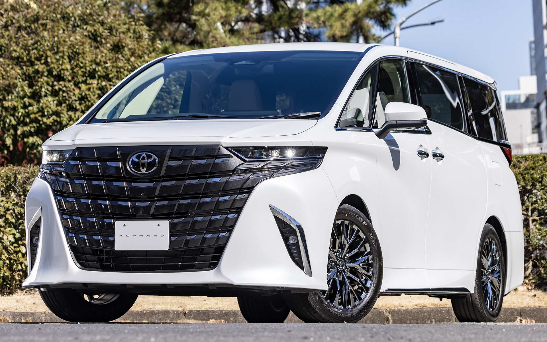 堂々とした体躯を誇るアルファードPHEV。ボディサイズは4995×1850×1945（全長×全幅×全高）、ホイールベースは3000mm